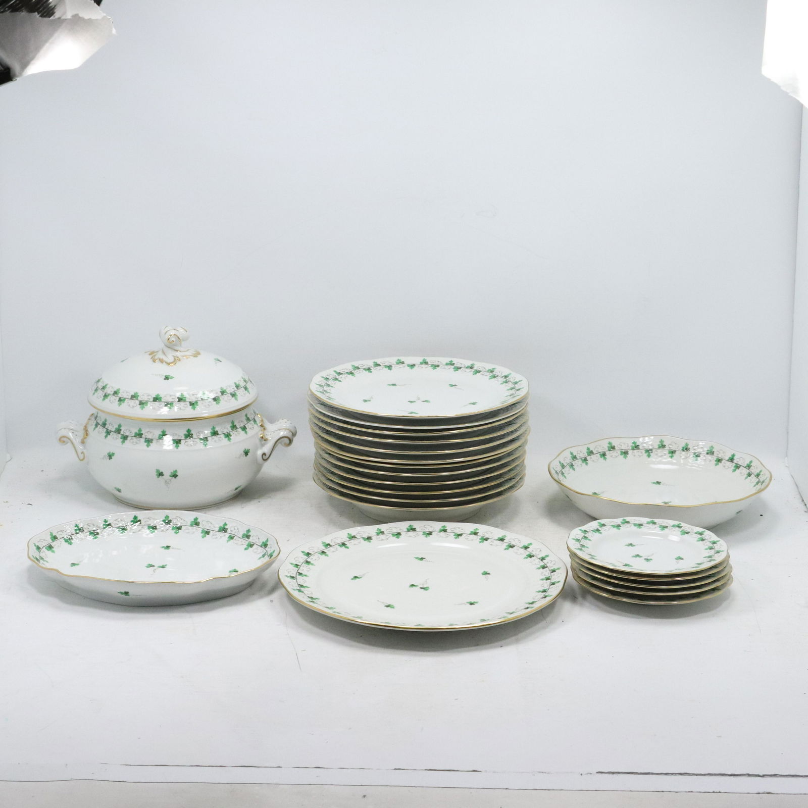 21 Pcs. HEREND HUNGARY Shamrocks Dinner Ware Porcelain (1 of 20)