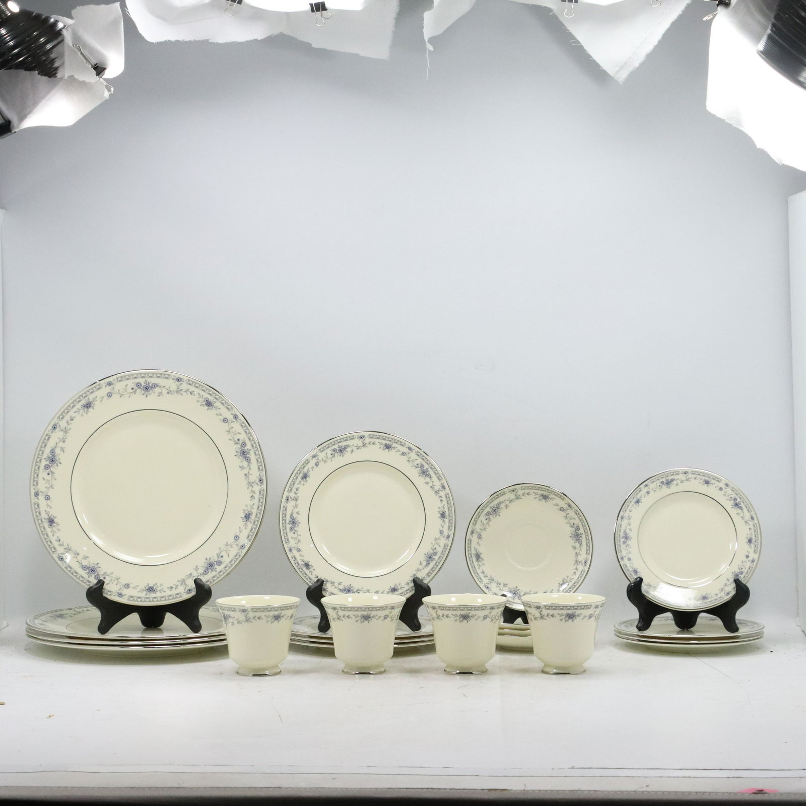 28 Pieces MINTON Fine Porcelain Dinner Ware Bellemeade (1 of 19)
