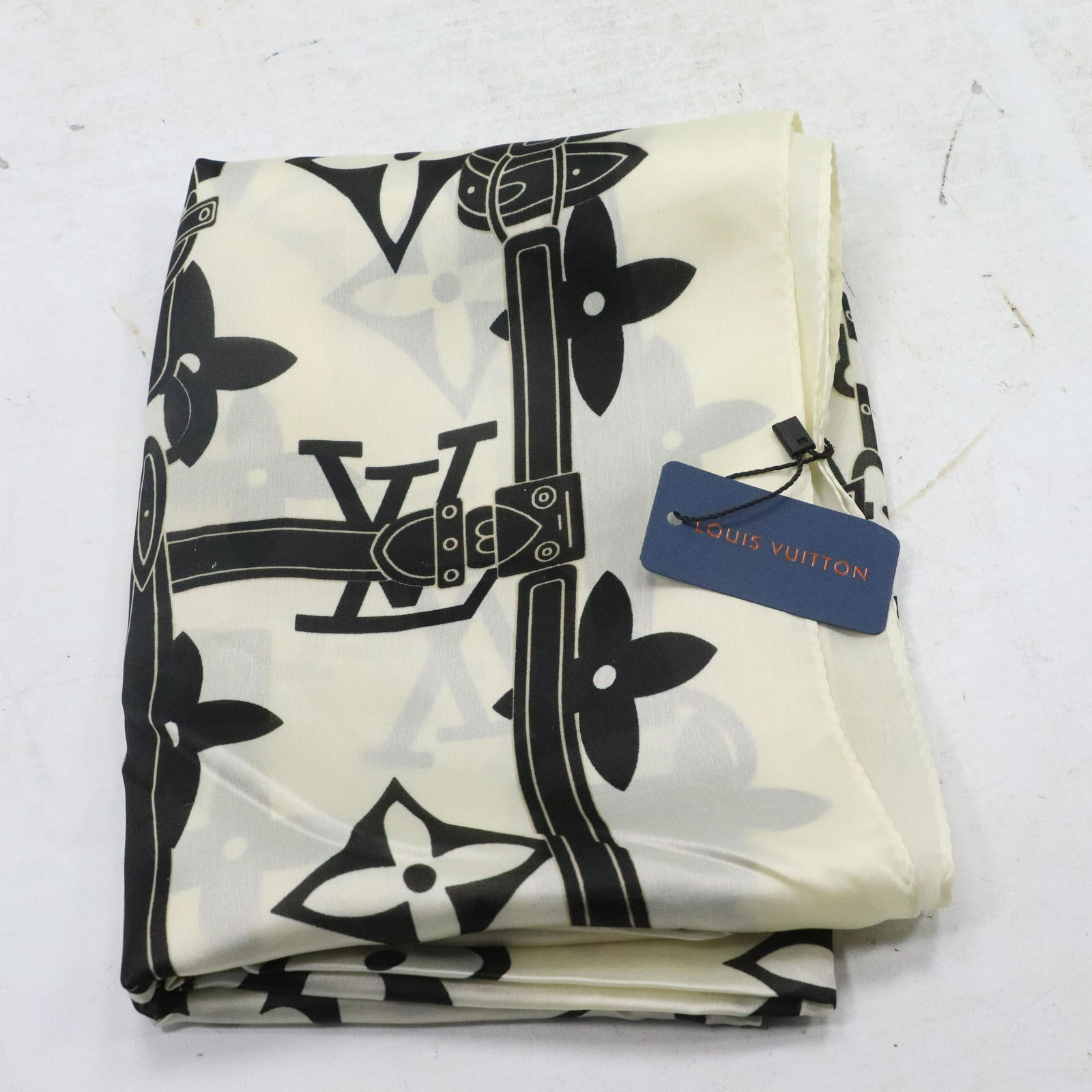 Louis Vuitton Silk Scarf with Tag, Never Used - Clean (1 of 7)