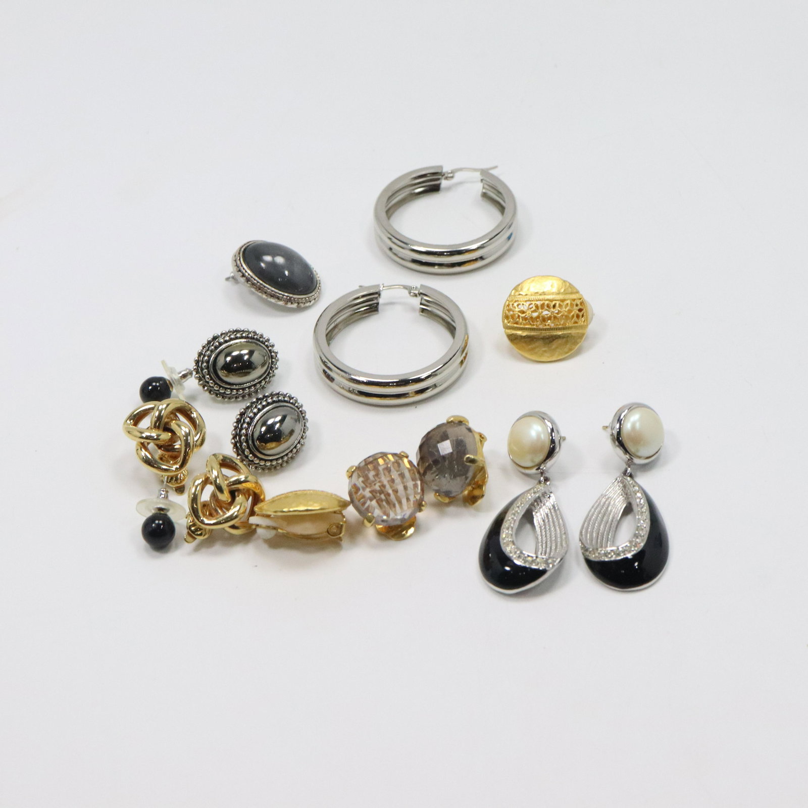 8 Pairs Assorted Costume Jewelry Fashion Earrings (1 of 7)