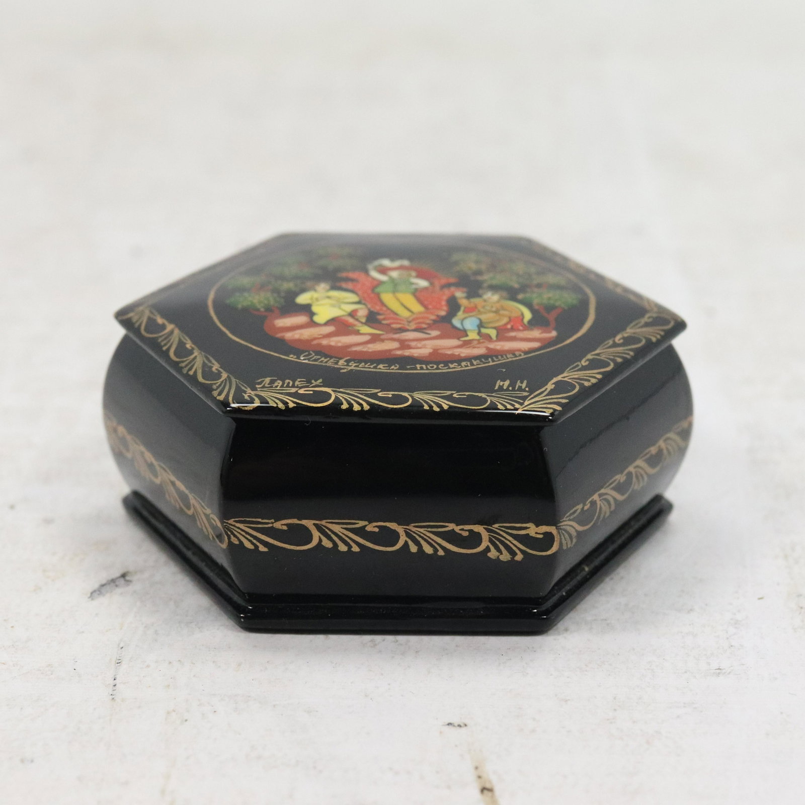 RUSSIAN Lacquered Box Artist Signed, Figures on Cover (1 of 9)