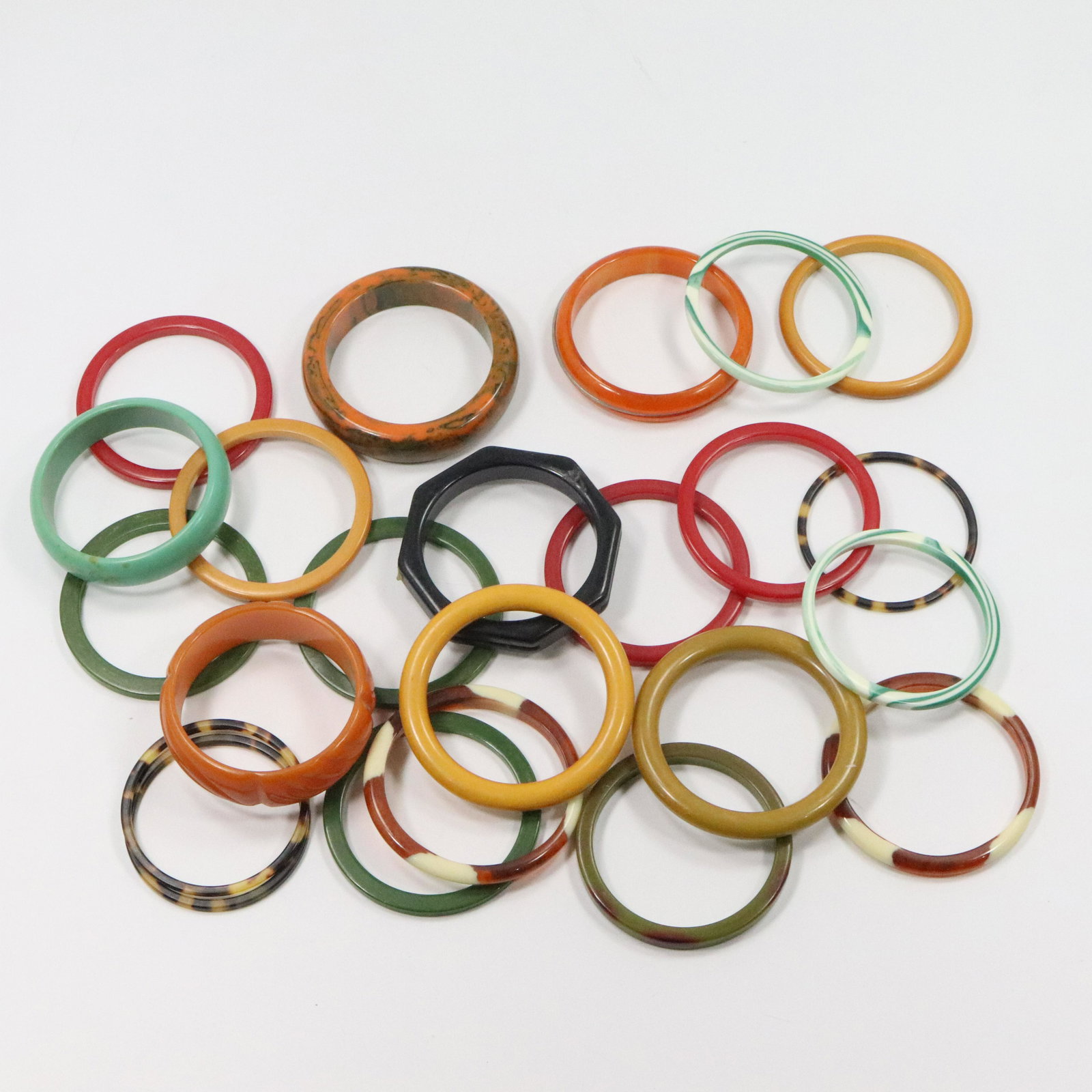23 Assorted Bangle Bracelets Celluloid Bakelite Plastic (1 of 8)
