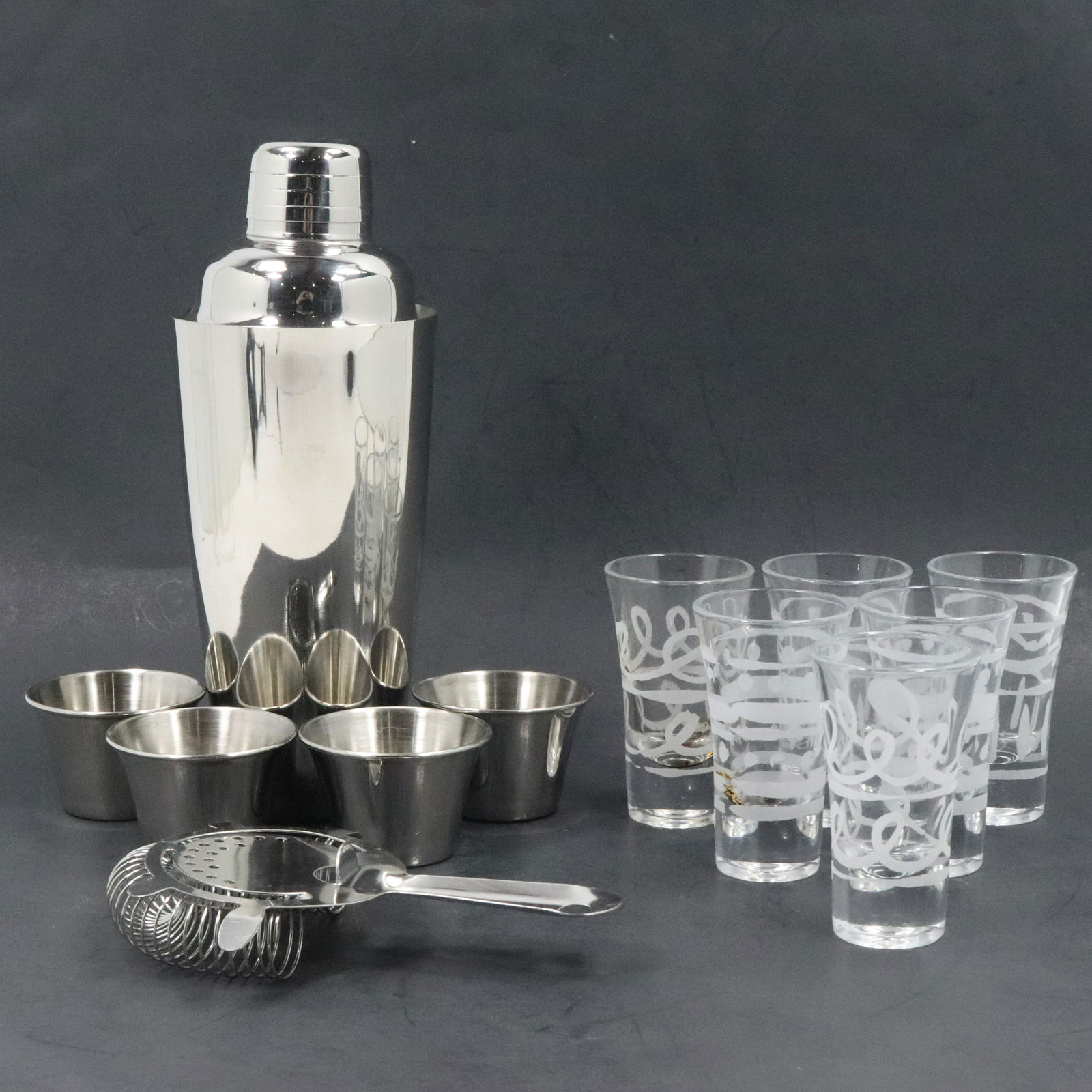12 Piece Cocktail Shaker Drinking Set (1 of 12)