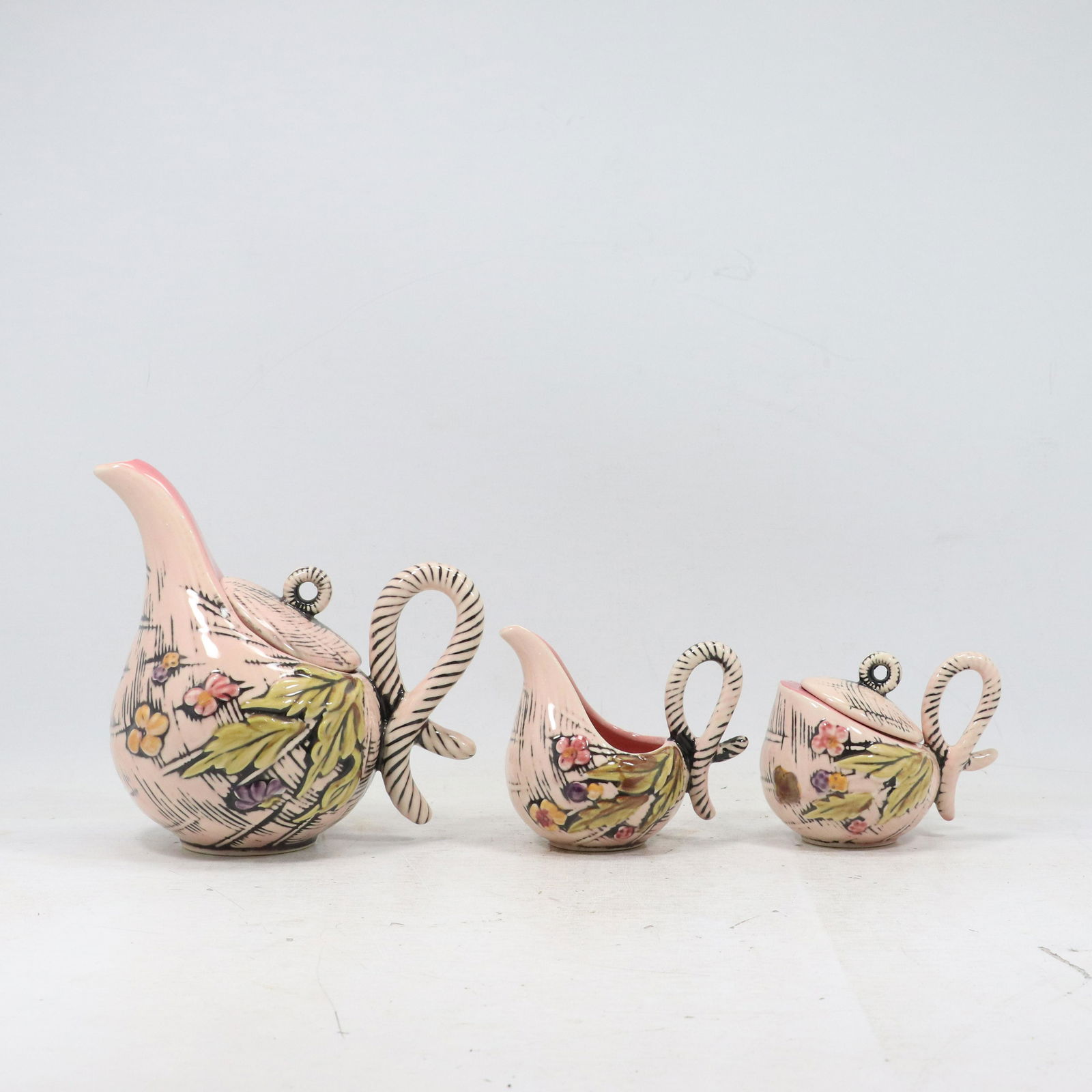 Superb HULL Pottery Pitcher, Sugar & Creamer (1 of 20)