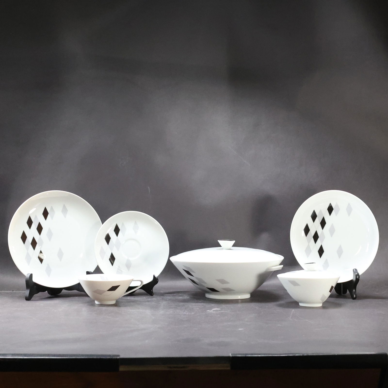 36 PIECES Hutchenreuther Bavaria "Diamonds" Dinnerware (1 of 20)