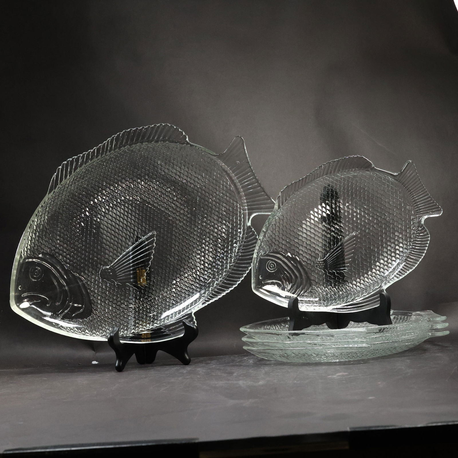 [4] Four Glass FISH FIGURATIVE Plates (1 of 9)