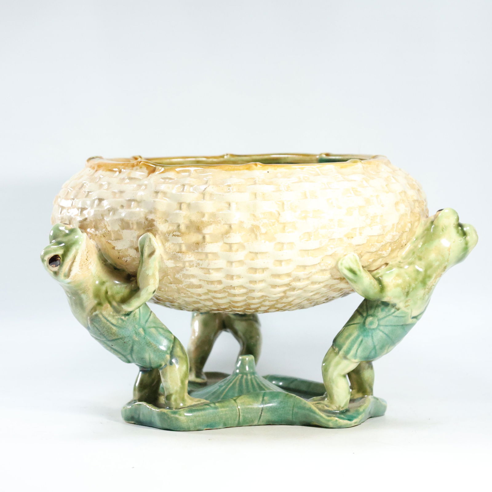 MAJOLICA GLAZED POTTERY 3 FROGS HOLDING BOWL (1 of 9)