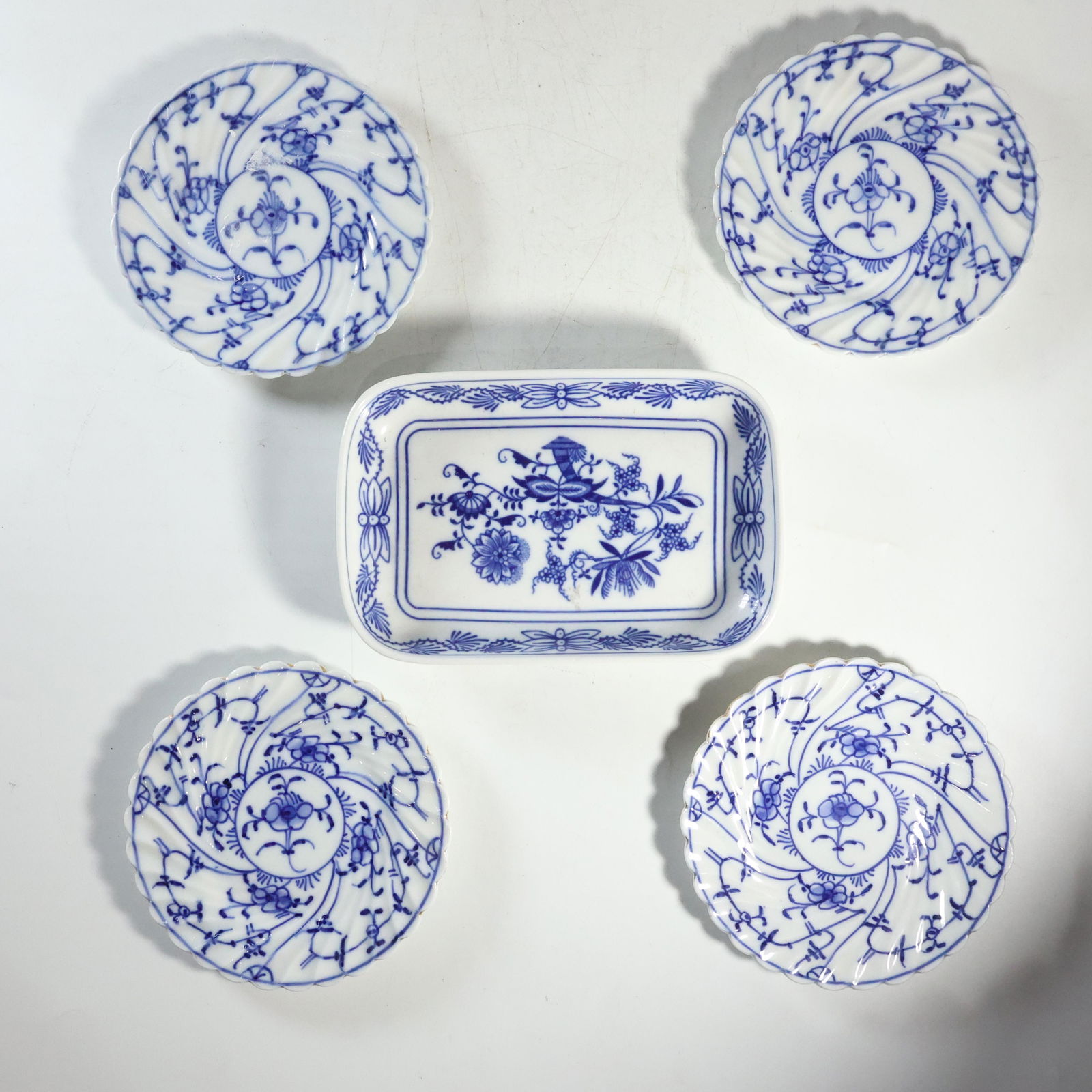 5 Pieces BLUE & WHITE DESSERT PORCELAIN DISHES 4 Round, 1 Rectangular (1 of 13)