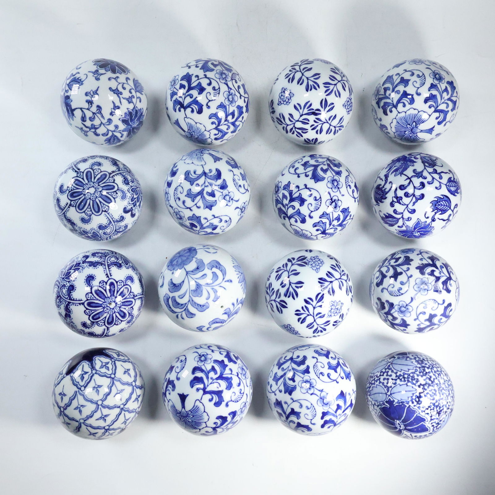 [16] Sixteen CHINESE FINE PORCELAIN Blue and White Decorated BALLS (1 of 9)