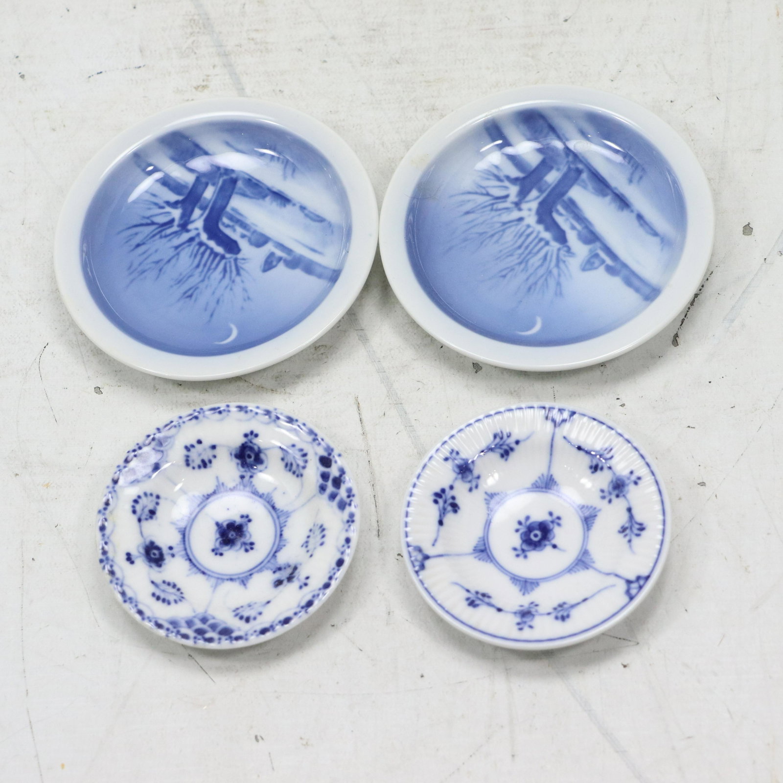 [4] Royal Copenhagen Blue & White Porcelain Butter Pat Plates: [4] Royal Copenhagen Blue & White Porcelain Butter Pat Plates size: x2 bigger plates .5h 3.75w x2 smalls .25h 3w