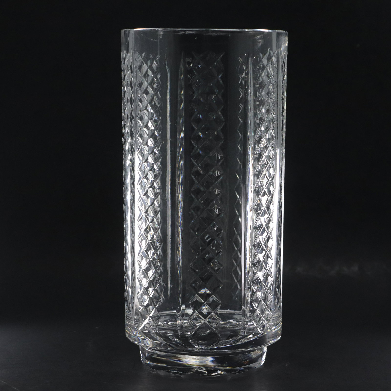 10 in. tall Crystal Glass Vase with Braid Design Pattern: 10 in. tall Crystal Glass Vase with Braid Design Pattern. size: 10h 5w