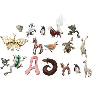 [18] Assorted Animal Pins in Metal and Plastic Sizes Average 1 in. to 2.5 in.: [18] Assorted Animal Pins in Metal and Plastic Sizes Average 1 in. to 2.5 in.