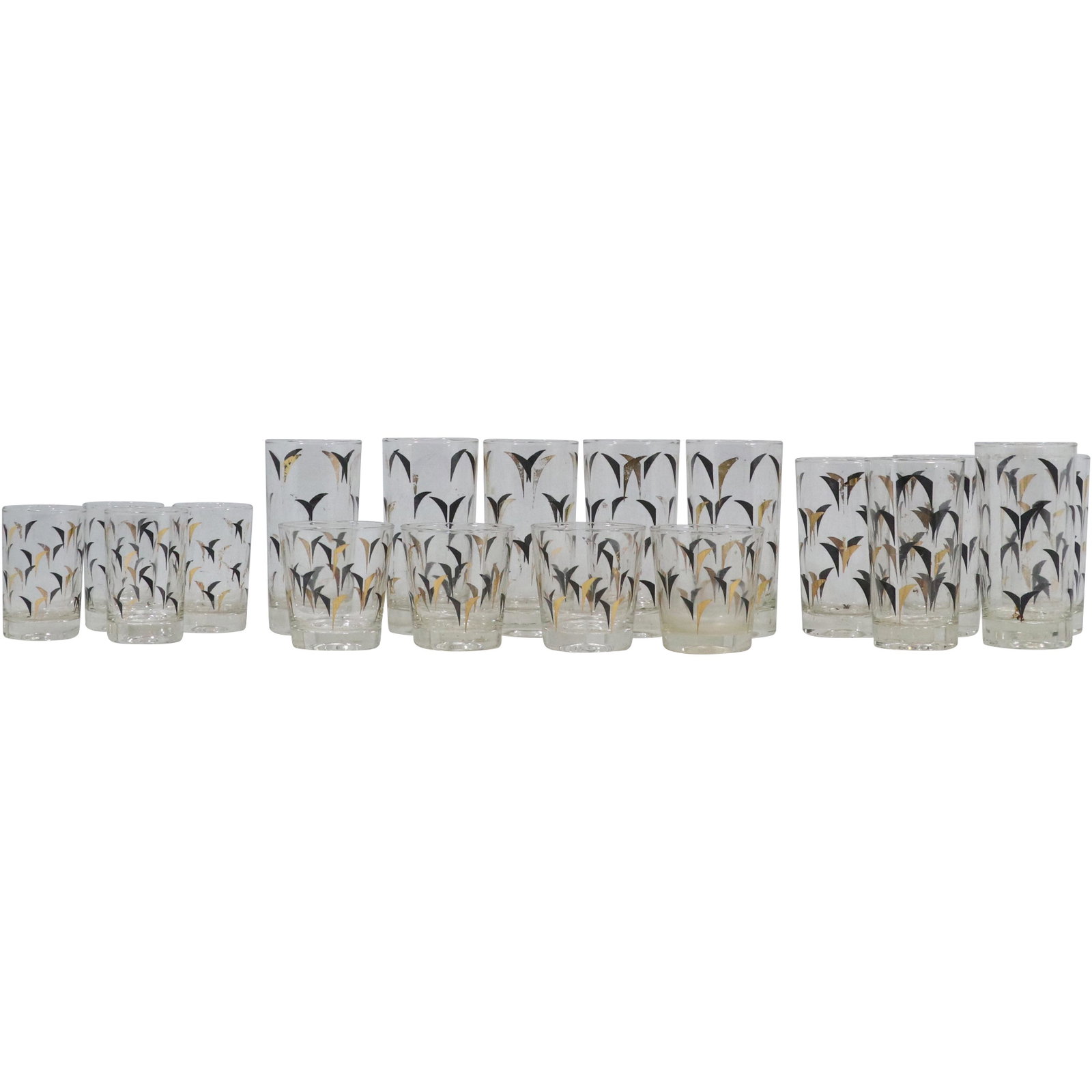 [18] Eighteen Mid-Cenbtury Modern Cocktail Glasses in 4 Assorted Sizes: [18] Eighteen Mid-Cenbtury Modern Cocktail Glasses in 4 Assorted Sizes. size: x6 big 5.5h 2.75w x4 med 5.25h 2.75w x4 small 3.25h 3.25w x4 xs 3.5h 2.25w