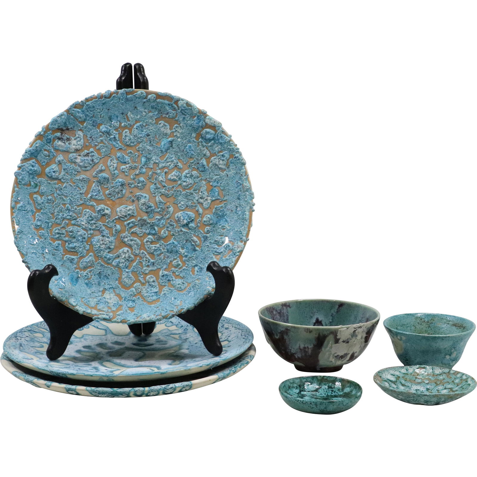 [7] Seven Assorted Signed LEA HALPERN Ceramic Art Pottery Items: [7] Seven Assorted Signed LEA HALPERN Ceramic Art Pottery Items. size: x3 plates 10.5w .75h x4 .75 2.5h 3.25 5.25w Mutual Art: Lea Halpern was a Dutch Postwar & Contemporary artist who was born in 189