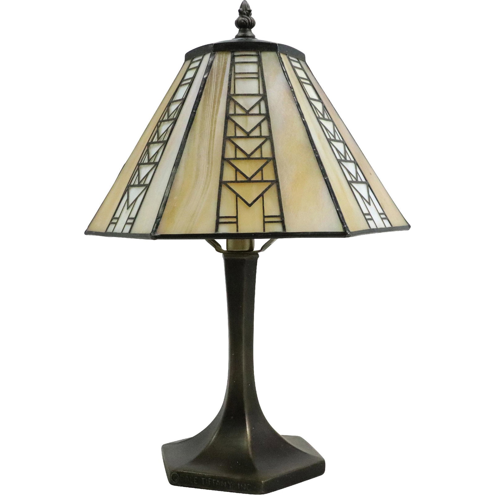 Signed DALE TIFFANY INC Arts & Crafts Leaded Stain Glass Table Lamp: Signed DALE TIFFANY INC Arts & Crafts Leaded Stain Glass Table Lamp. size: 17h 11.5w