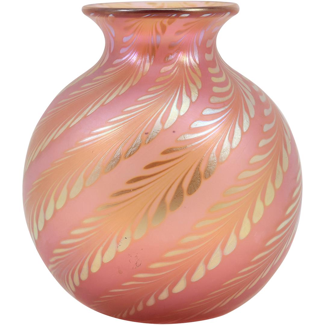 Signed CORREIA, Pink Art Glass Vase with Gold Feathers Design 6.25 inches height: signed Correia art glass vase, featuring a delicate pink color and a beautiful design of gold feathers. The vase measures approximately 6.25 inches in height and is handcrafted with a smooth, glossy f