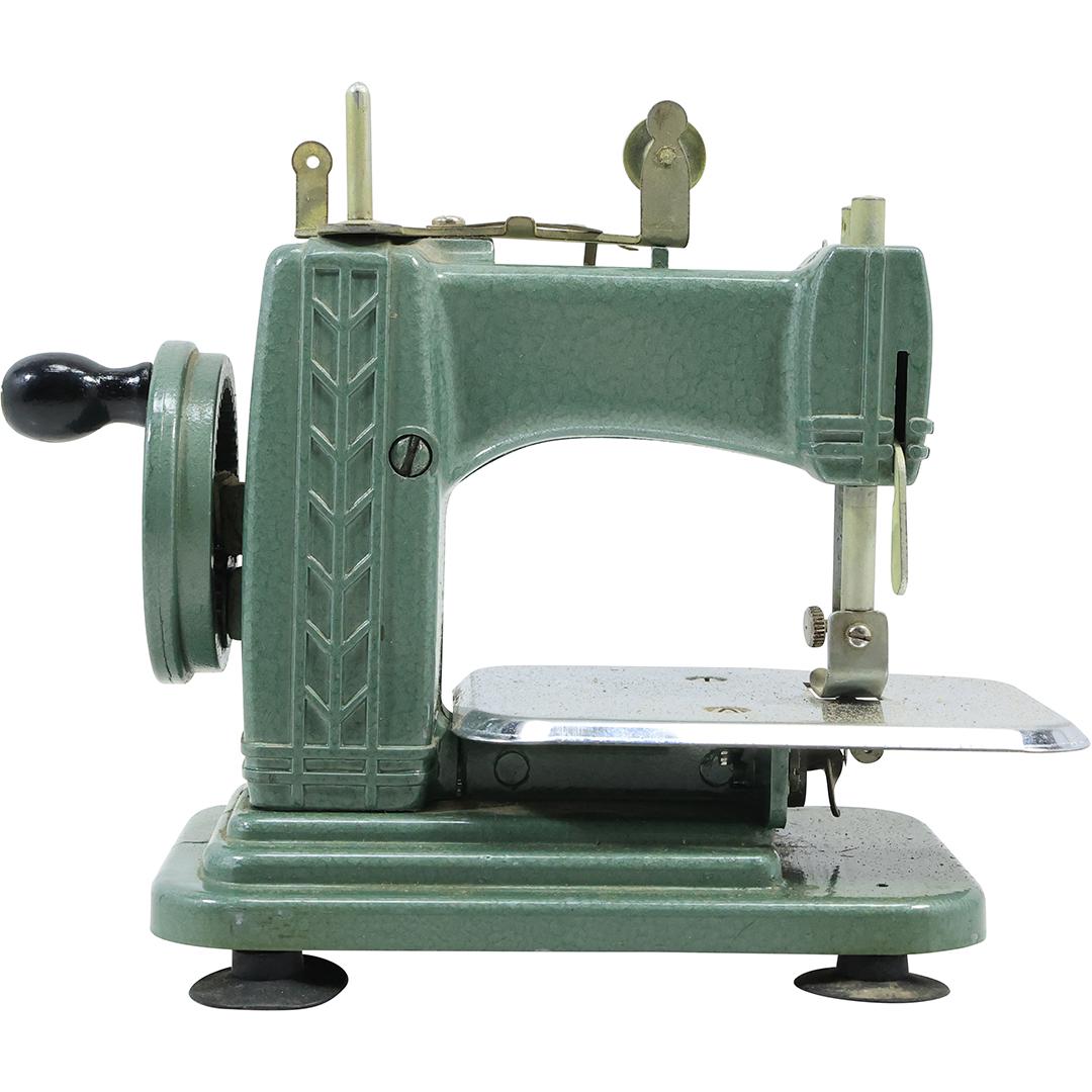 Vintage 1950 Green BETSY ROSS Child's Hand Crank Sewing Machine (1 of 19)