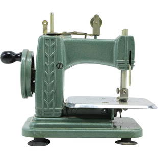 Vintage 1950 Green BETSY ROSS Child's Hand Crank Sewing Machine: Vintage 1950 Green BETSY ROSS Child's Hand Crank Sewing Machine. size: 6.75 in. x 8 in. THIS AUCTION HAS SPECIAL PICK UP DATESSPECIAL PICK UP DATES AND TIME-LINE, W/ EXTENDED PICK UPS. 5/22 Mon: Auct