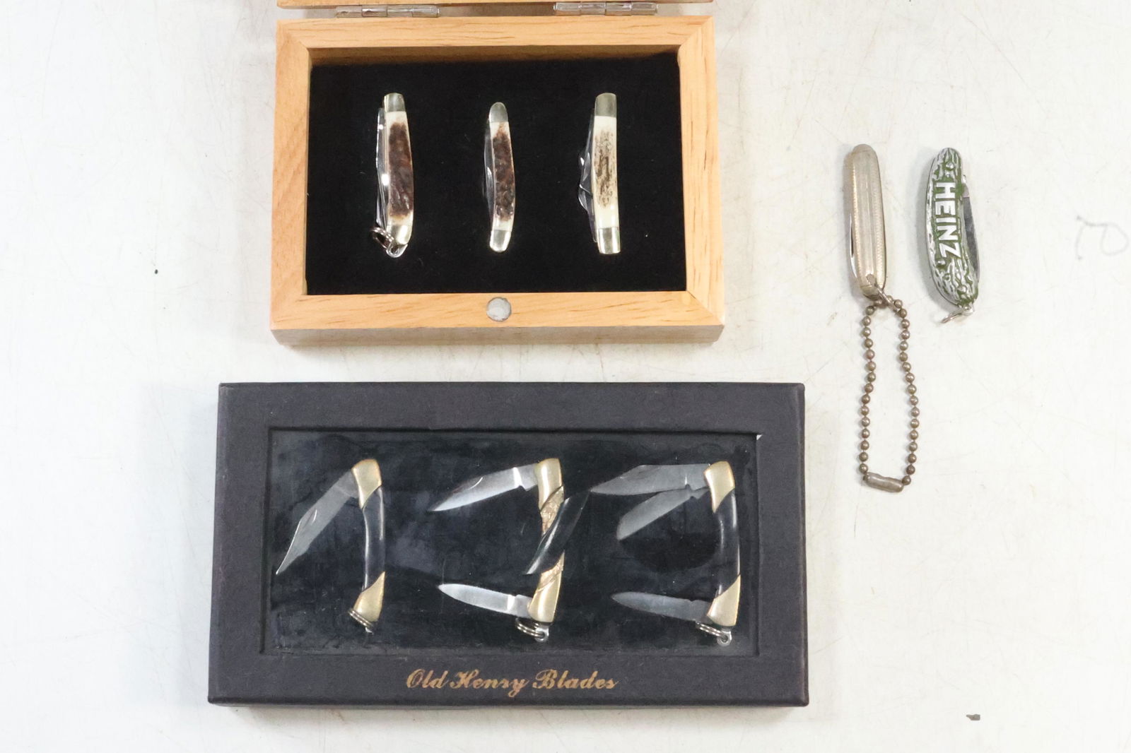 [8] Pocket Knives: Wrangler 3 Mini in Box, Old Henry Blades 3 in Box, Heinz 57, Stainless Mini (1 of 9)