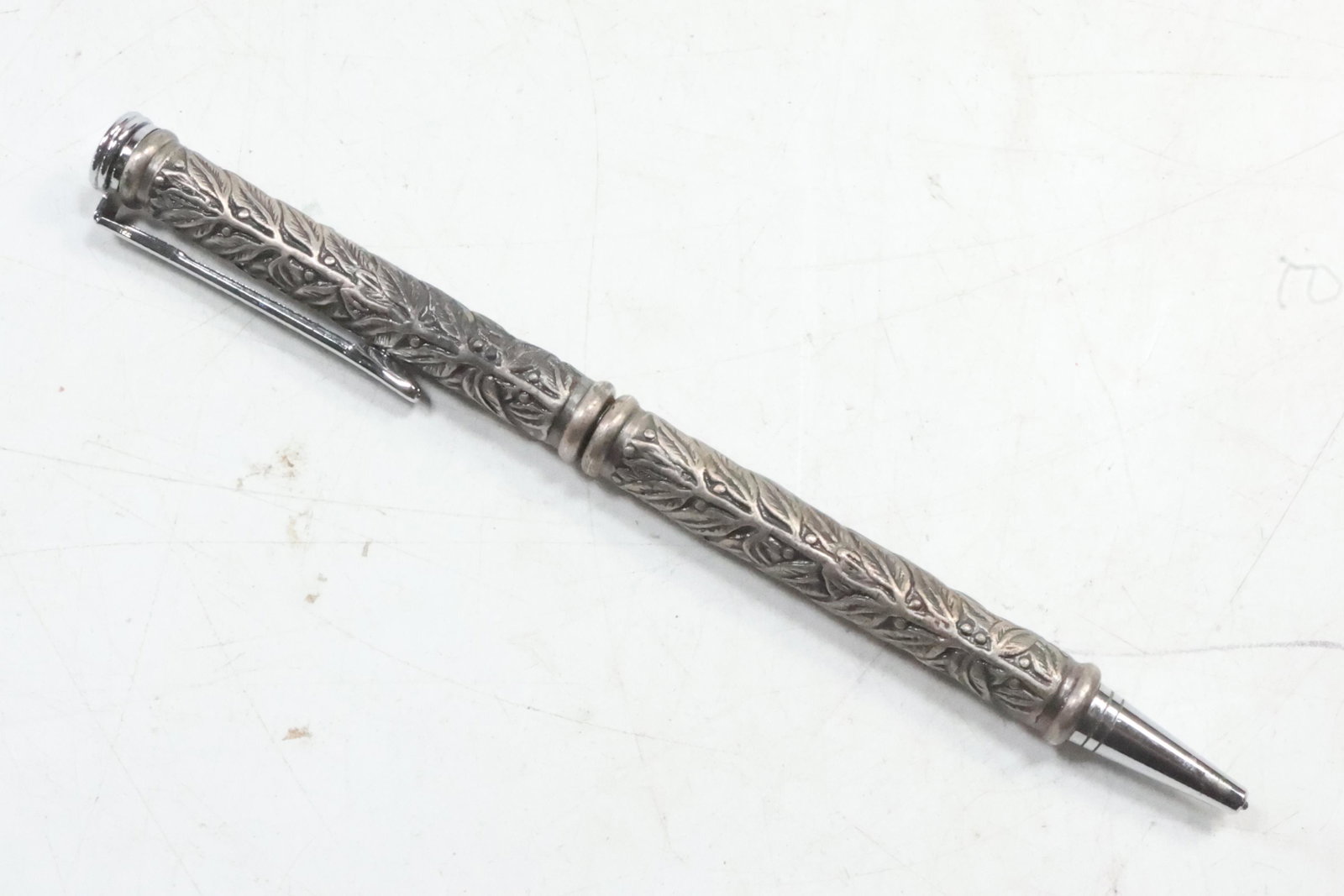 STERLING SILVER PEN Fancy "Leaves" Pattern, Write-on: STERLING SILVER PEN Fancy "Leaves" Pattern, Write-on.