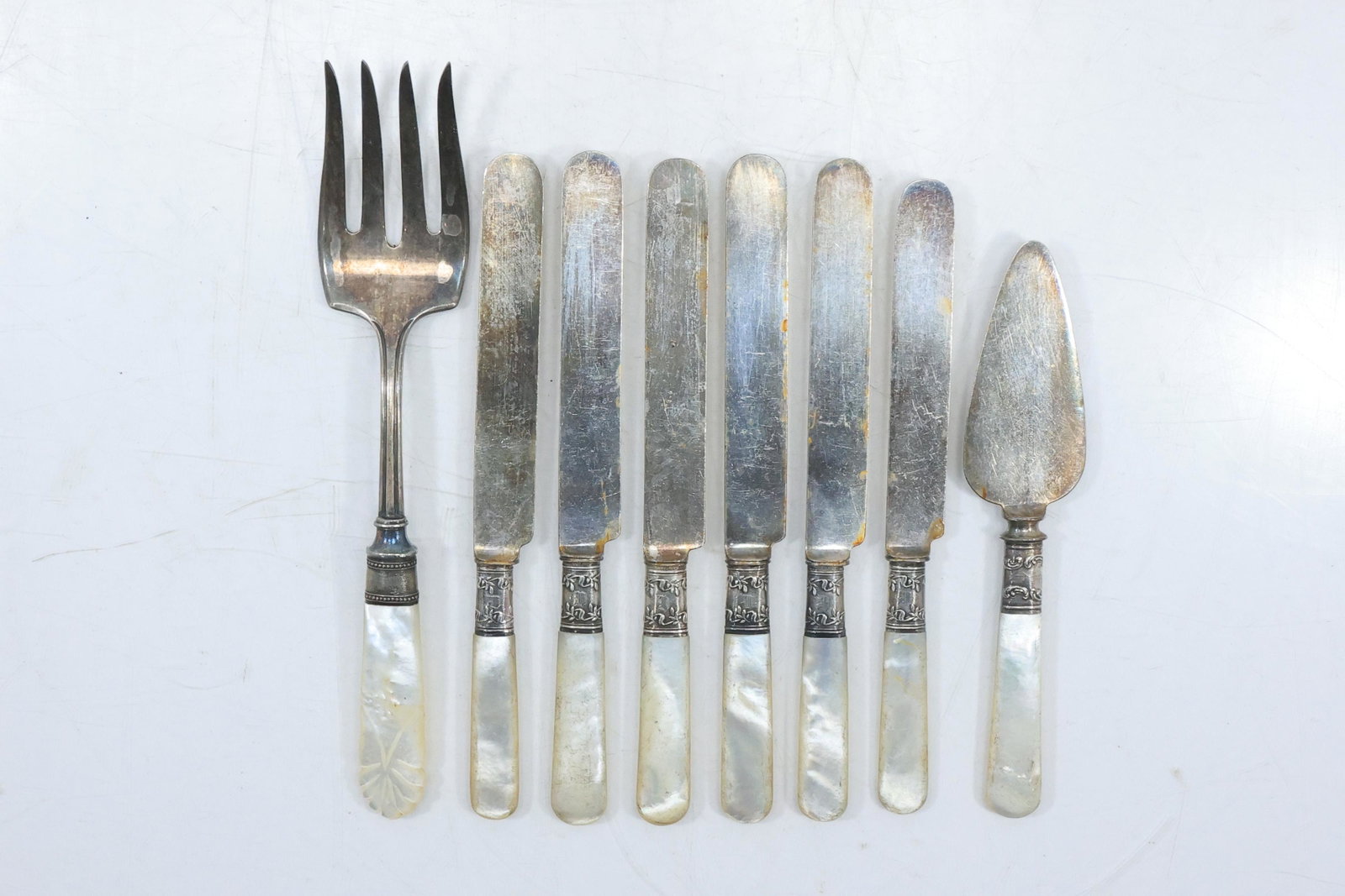 [8] Six MOP & STERLING Handles Dinner Knives, 1 MOP & Sterling Serving Fork, 1 MOP Sterling Pie: [8] Six MOP & STERLING Handles Dinner Knives, 1 MOP & Sterling Serving Fork, 1 MOP Sterling Pie Server