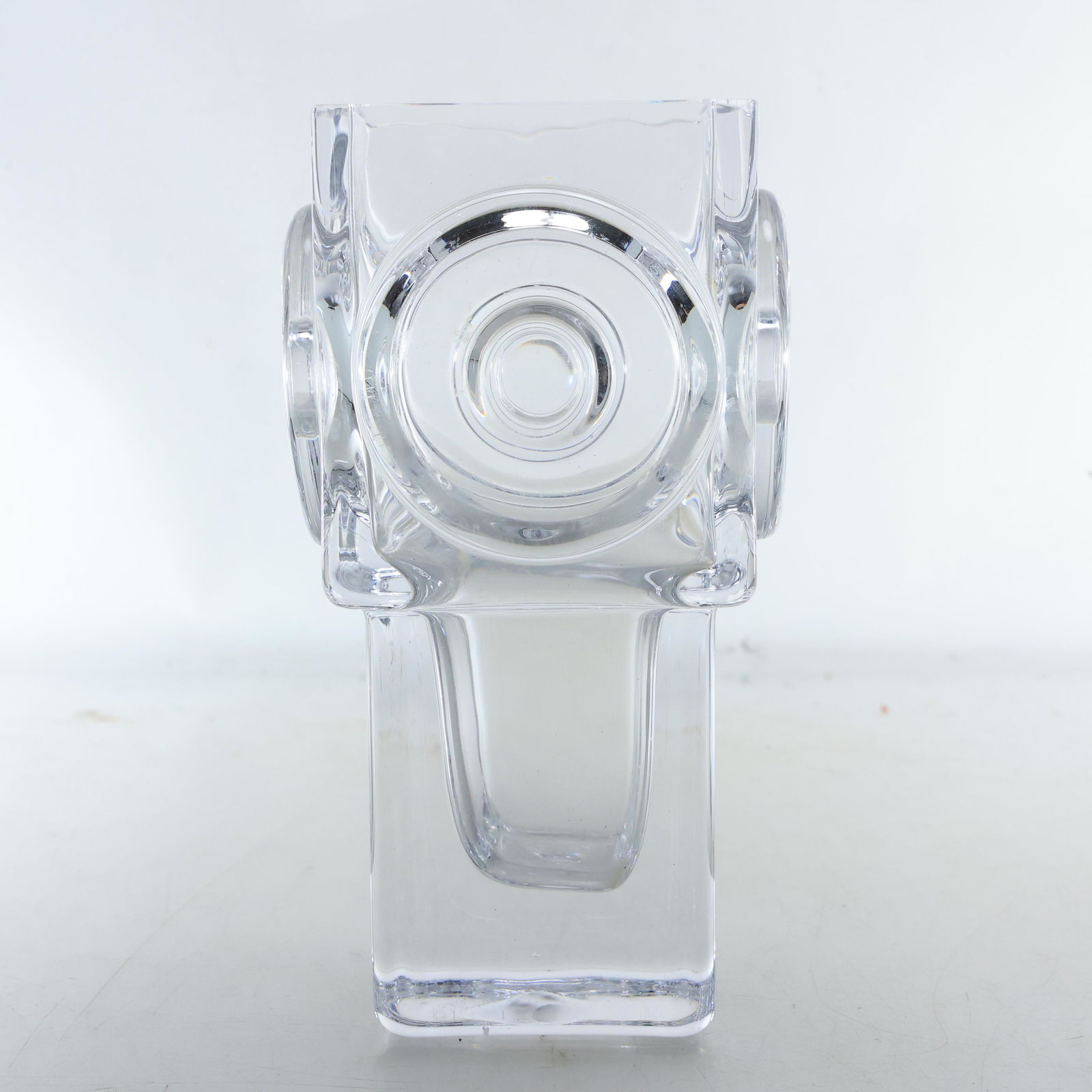 Bengt Edenfalk Skruf Glasbruk Sweden SPOTLIGHT VASE, Clear Crystal Art Glass: Bengt Edenfalk Skruf Glasbruk Sweden SPOTLIGHT VASE, Clear Crystal Art Glass. Mid-Century Modern size: 7.75x4 The auction house does not ship any items. We offer our local shipper Gravity Boxes to aut