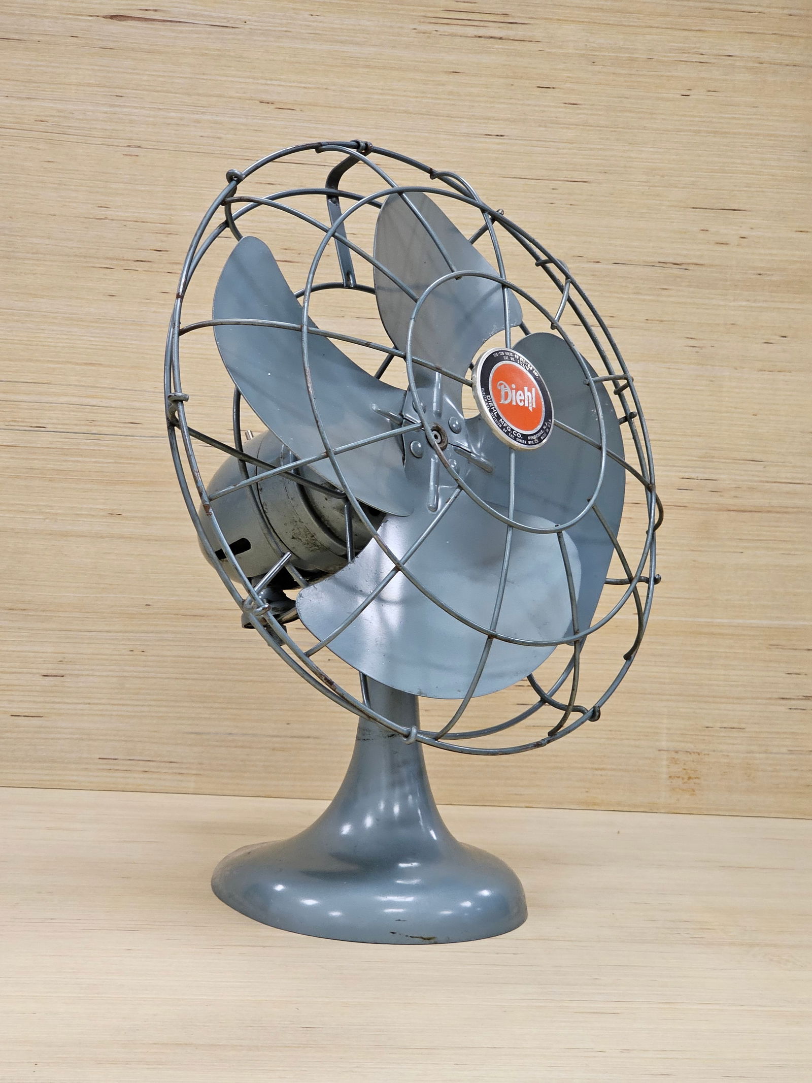 Vintage Diehl MFG Co. Table Top Oscillating Fan (1 of 13)