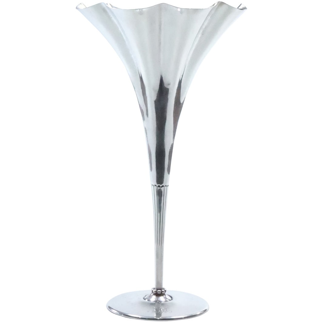 TIFFANY & CO MAKERS Sterling Silver 11908 925-1000 Trumpet Vase weighs 7.47 troy ounces: TIFFANY & CO MAKERS Sterling Silver 11908 925-1000 Trumpet Vase weighs 7.47 troy ounces. Size: 9 1/2 in. height x 5 1/4 in wide at top. With original green fabric bag.