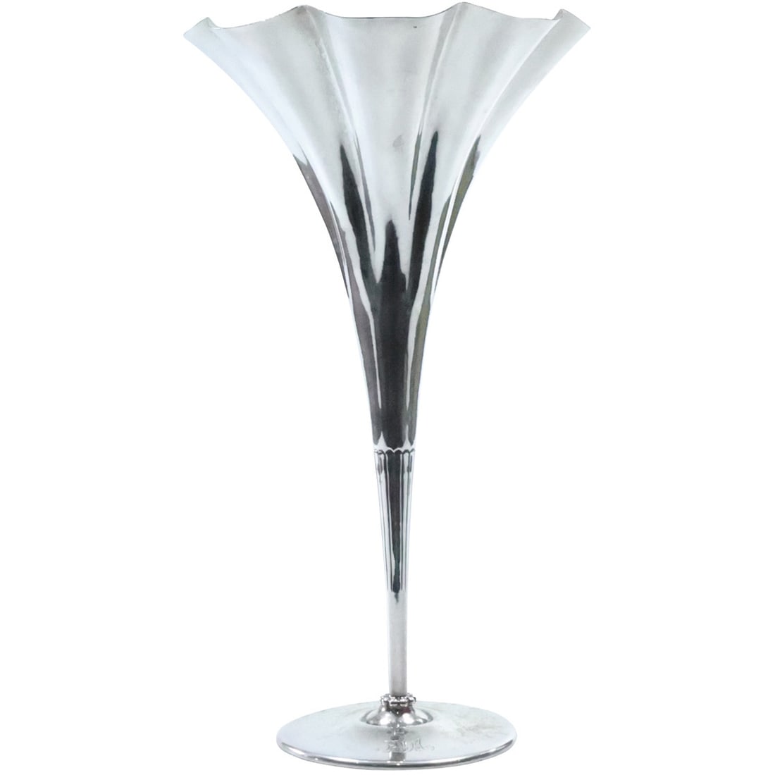 TIFFANY & CO MAKERS Sterling Silver 11908 925-1000 Trumpet Vase weighs 7.47 troy ounces: TIFFANY & CO MAKERS Sterling Silver 11908 925-1000 Trumpet Vase weighs 7.47 troy ounces. Size: 9 1/2 in. height x 5 1/4 in wide at top. With original green fabric bag.