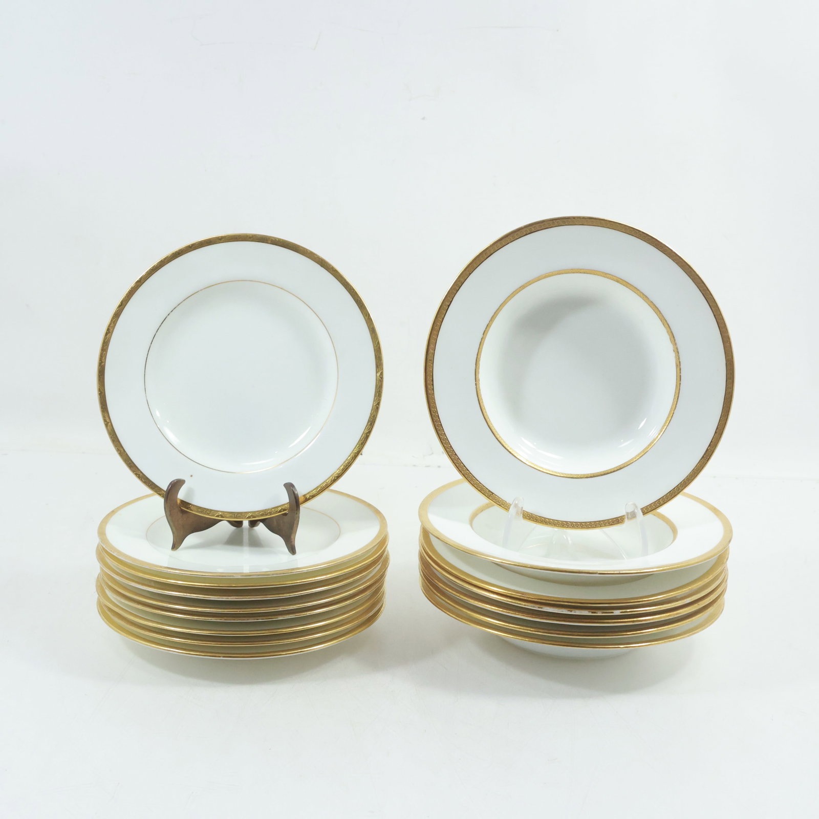 16 Pieces MINTONS England Fine Porcelain Gold Rim Plates in 2 Sizes: 16 Pieces MINTONS England Fine Porcelain Gold Rim Plates in 2 Sizes: [9] .5 in. x 6.75 in. diameter & [7] 1 in. x 6.75 in.