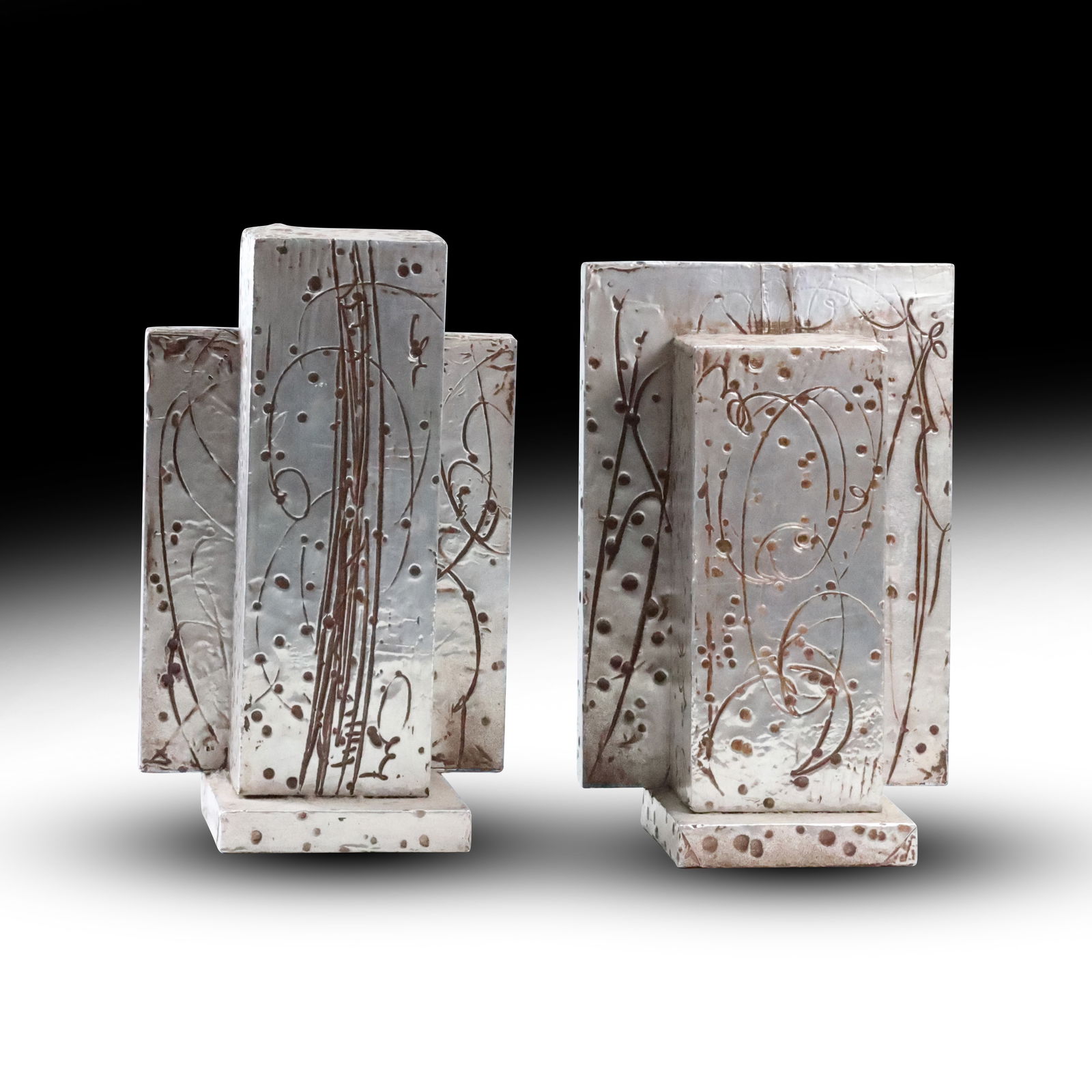 SIGNED Mid-Century Modern Metal Directional Sculptural Bookends 9.5 in. x 6 in. x 4 in.: SIGNED Mid-Century Modern Metal Directional Sculptural Bookends 9.5 in. x 6 in. x 4 in. Has a Signature on Front SEE PICTURE #10., size: 9.5 x 6 x 4