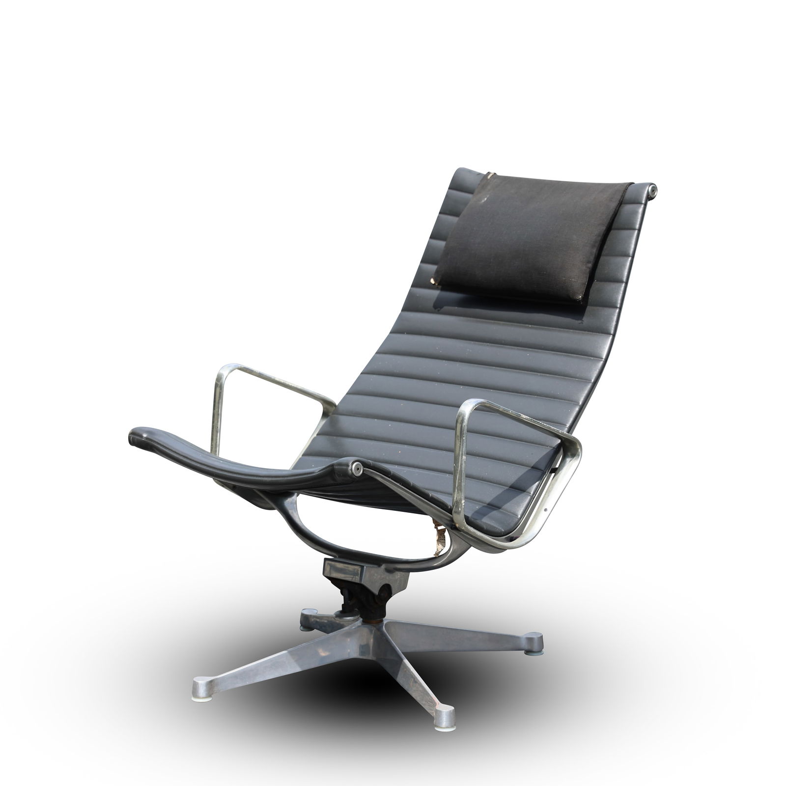 Charles & Ray Eames EA 124 Aluminium Chair By Herman Miller USA Circa 1960 (1 of 16)