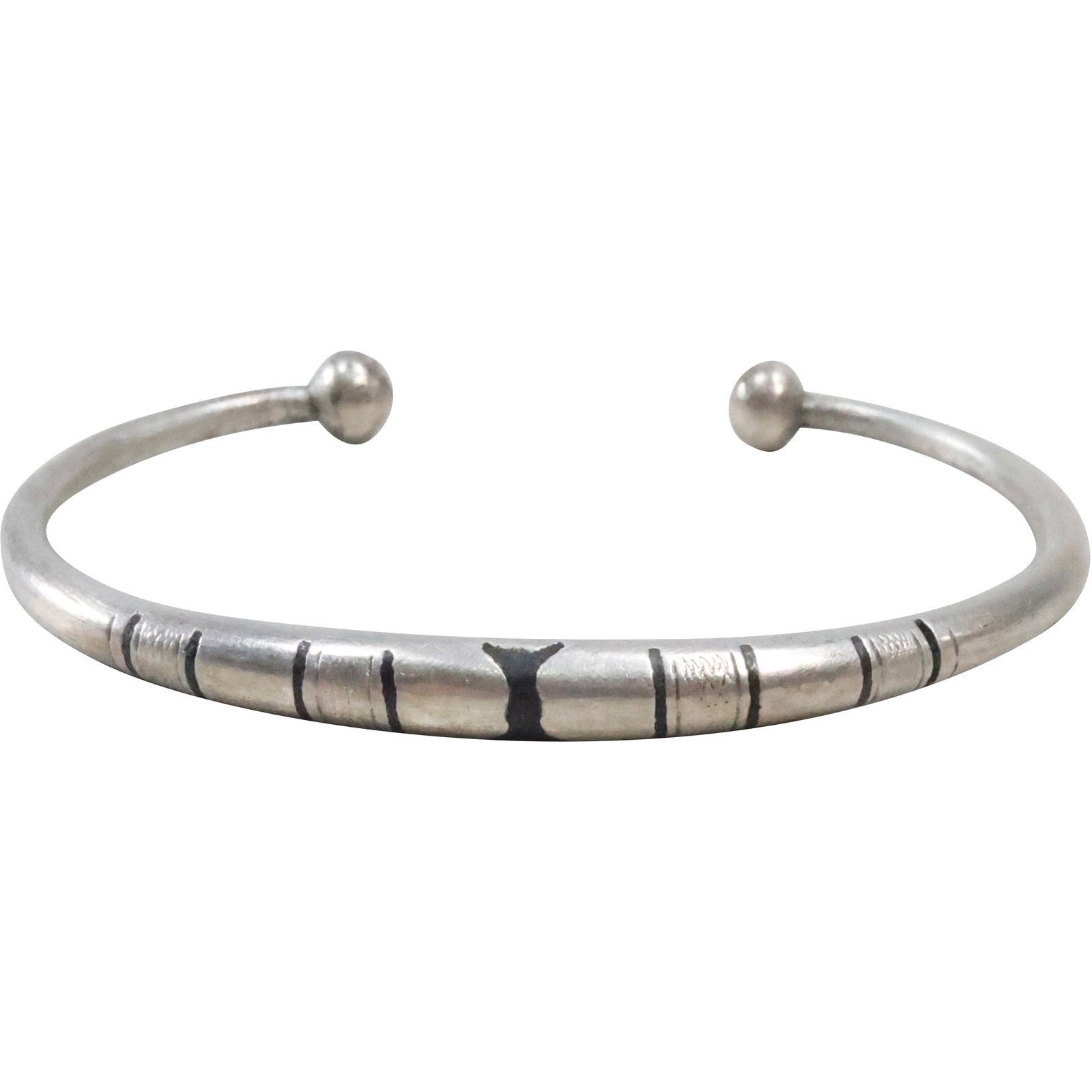American Indian .925 Sterling Silver with Inlaid Black Onyx Cuff Bracelet 2 3/8 in. x 3 in.: American Indian .925 Sterling Silver with Inlaid Black Onyx Cuff Bracelet 2 3/8 in. x 3 in.