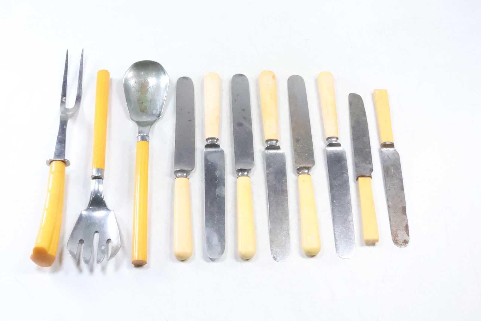 11 Assorted Vintage Bakelite Handled Kitchen Utensils, Knives - See Pictures on Items (1 of 20)