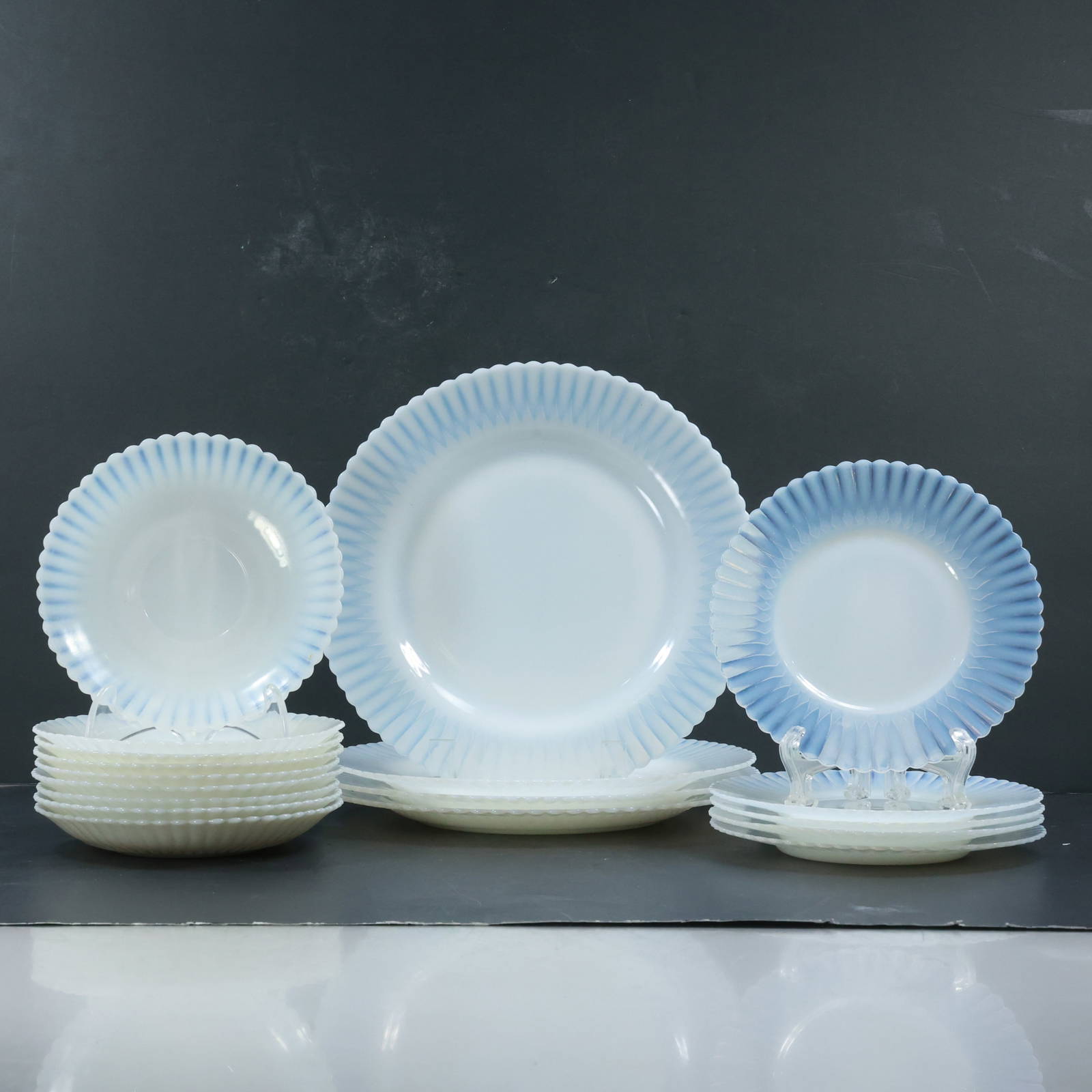 [18] Macbethevans Petalware Monax Opalescent Glass Dinner Plates