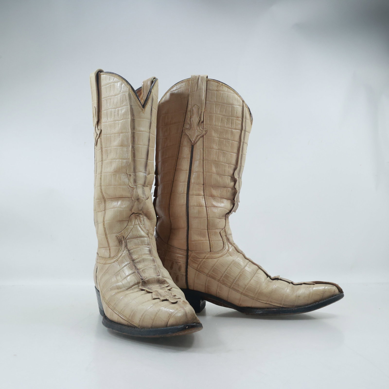 Jaca Botas Leather Cowboy Boots: Jaca Botas leather cowboy boots. The boots are made from textured leather, featuring a classic cowboy boot silhouette with a pointed toe and a low heel. They have pull tabs on the sides for easy weari