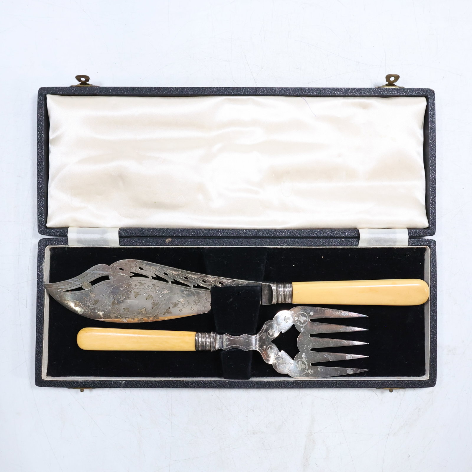 2 Piece Antique Bone Handled Carving Set in Original Box: 2 Piece Antique Bone Handled Carving Set in Original Box. size: box (1.5 x 13 x 5) shelf D