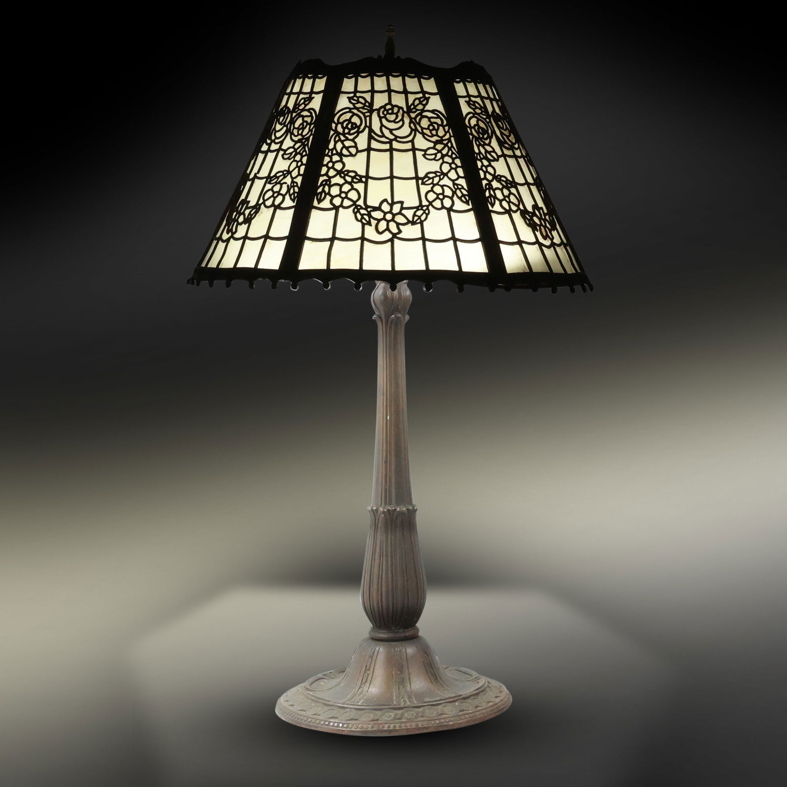 MILLER LAMP CO 6-Panel Curved Carmel Slag Glass Overlay Flowers Table Lamp (1 of 20)