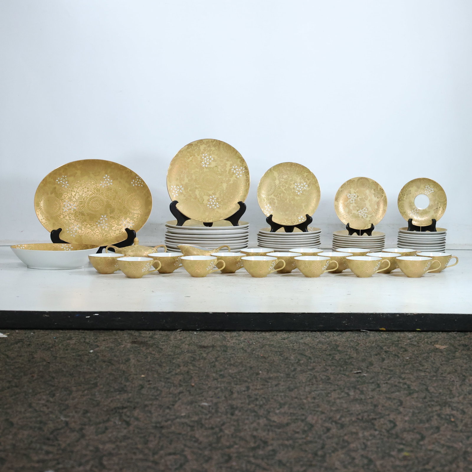 Dorothy C Thorpe California Dinnerware Set 69 Pieces Fine Porcelain (1 of 20)