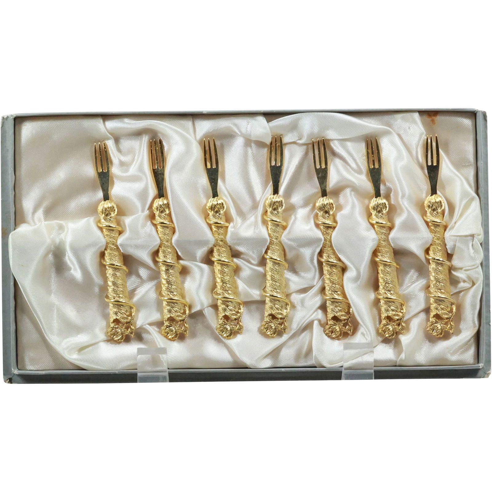 7x Janis Collection 24K Gold Plated Rose Butter/Appetizer Forks: Elevate your dining experience with this exquisite set of 7 butter/appetizer forks from the Janis Collection, each meticulously crafted and plated in 24K gold. The handles are beautifully adorned with