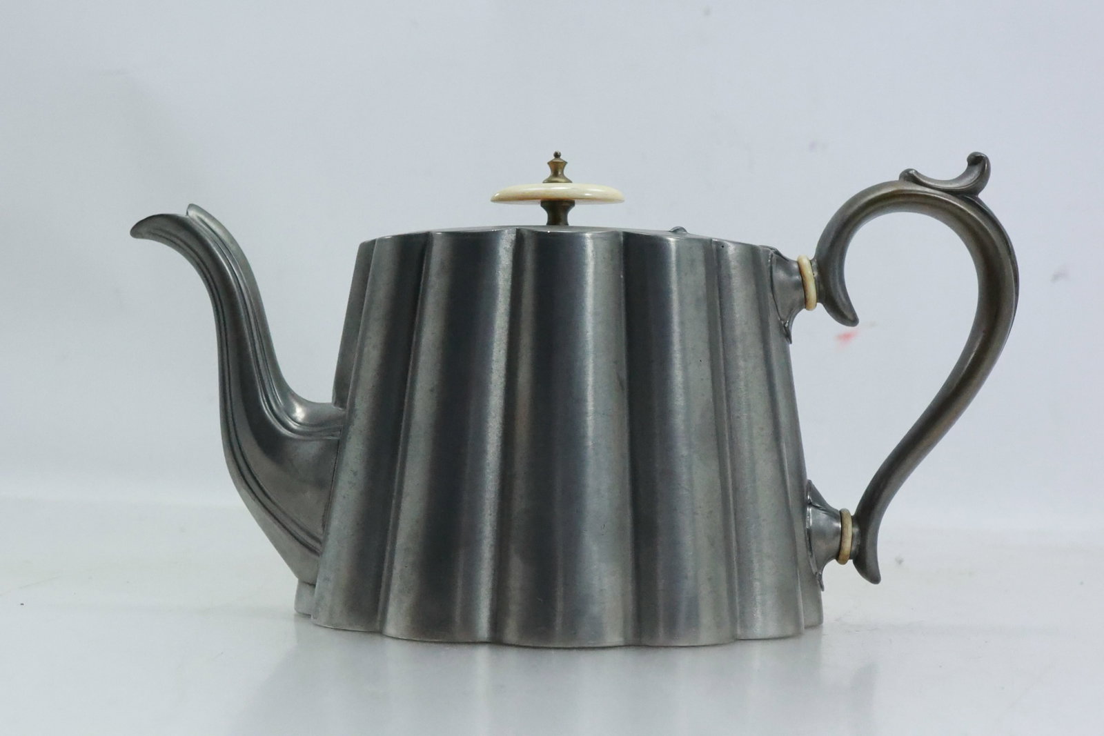 19th C. Sheffield Edwardian Tea Pot 10.25 in. length: 19th C. Sheffield Edwardian Tea Pot 10.25 in. length; size 5.25 in. height x 10.25 in. length **Important Pick-Up Information: Lots 1-100 are located at our Auction Gallery at 174 Glasco Turnpike, Sau