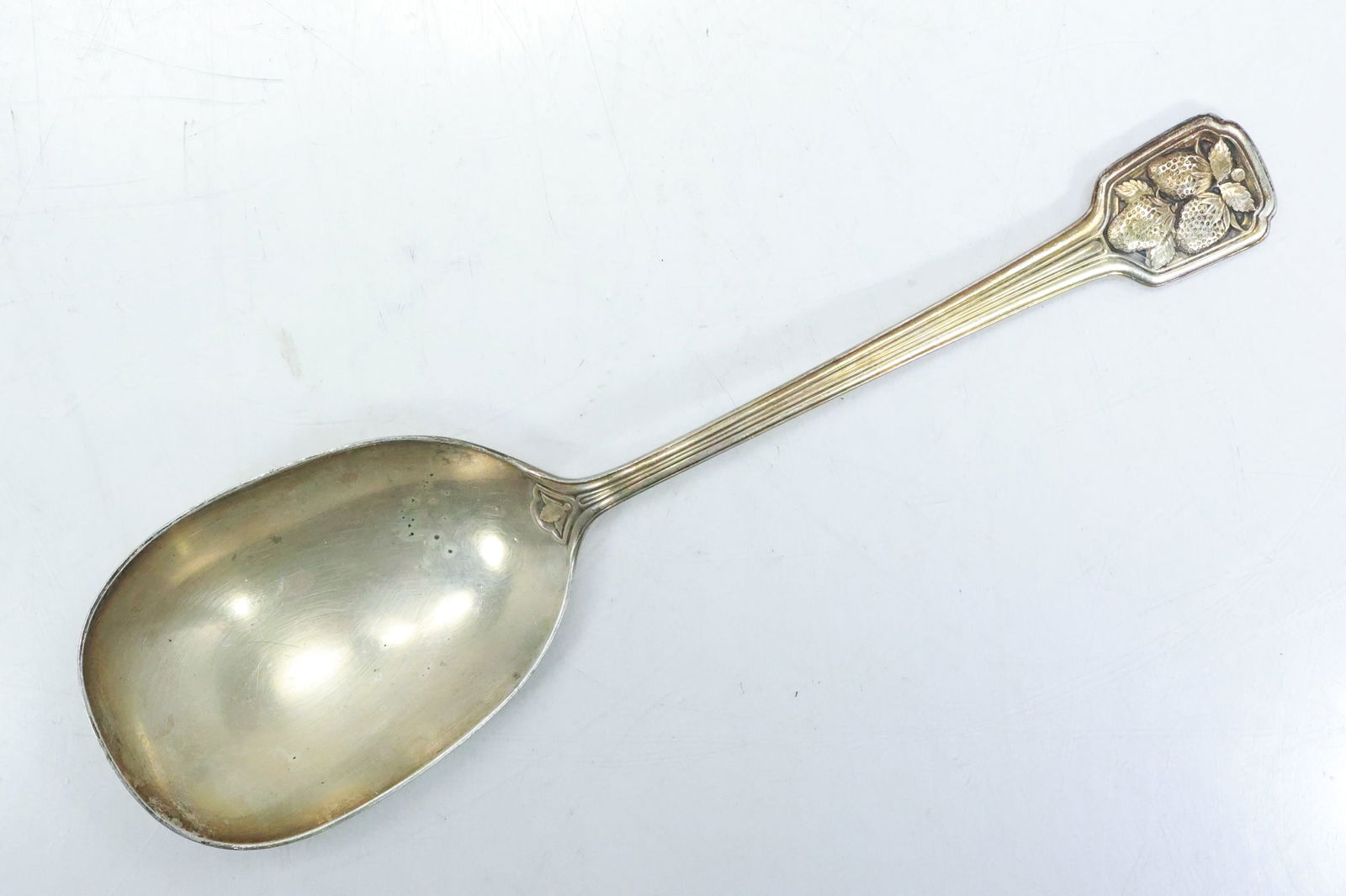 Large Tiffany & Co Serving Spoon "Strawberries" weighs 124.7 grams (1 of 8)