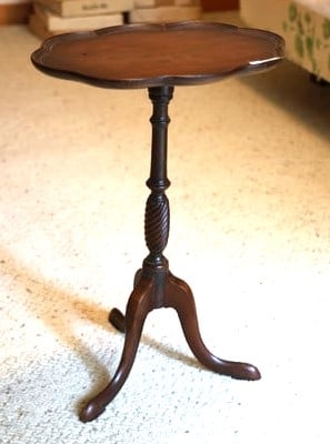 Vintage Mahogany Oval Scalloped Edge Pie Crust Candlestand 20.5 in. h. x 14.5 in. x 10 in.: Vintage Mahogany Oval Scalloped Edge Pie Crust Candlestand 20.5 in. h. x 14.5 in. x 10 in. **Important Pick-Up Information: Lots 1-100 are located at our Auction Gallery at 174 Glasco Turnpike, Sauger