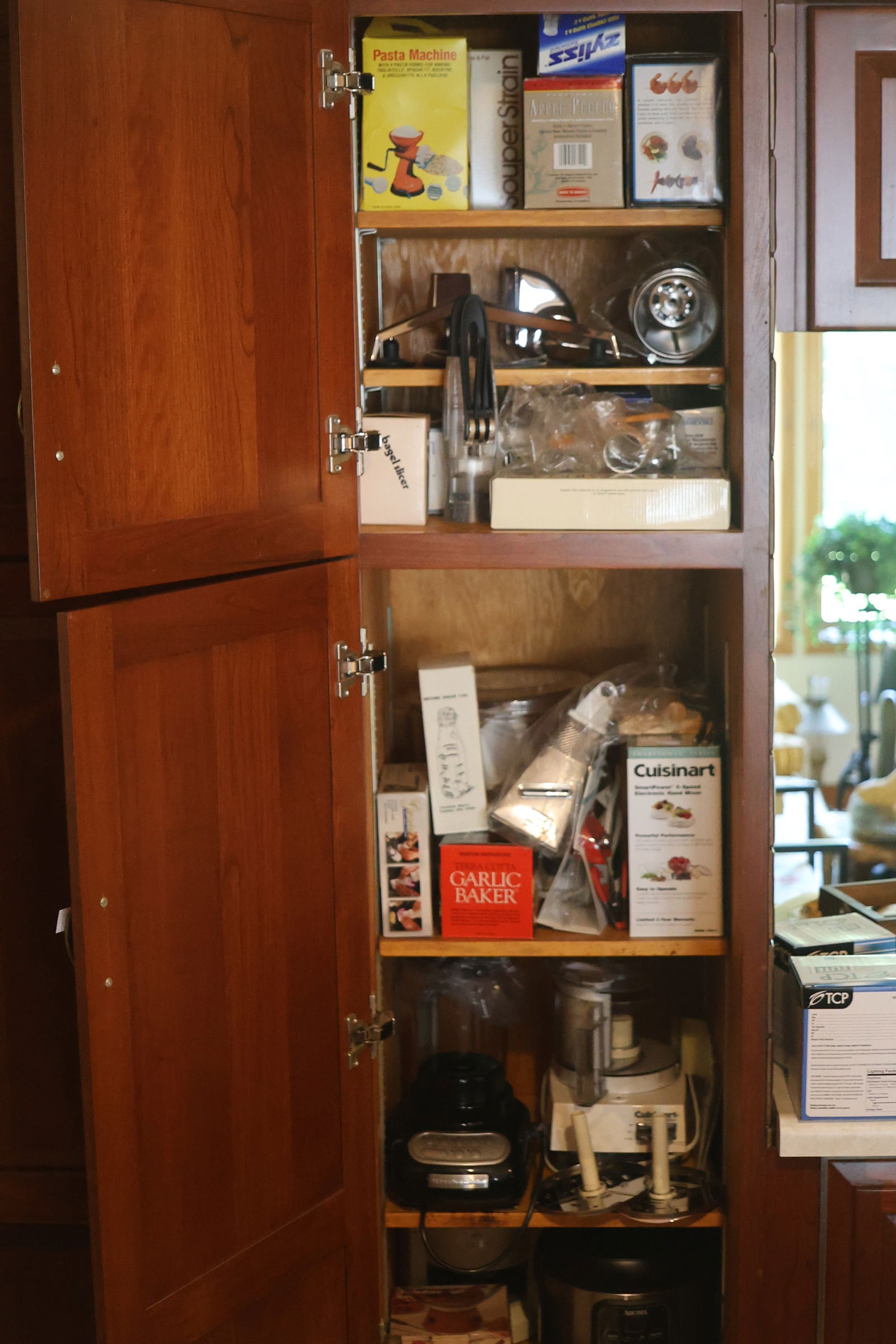 Contents of Kitchen Cabinet: Household Kitchen Items, Etc. SEE PICTURES (1 of 5)