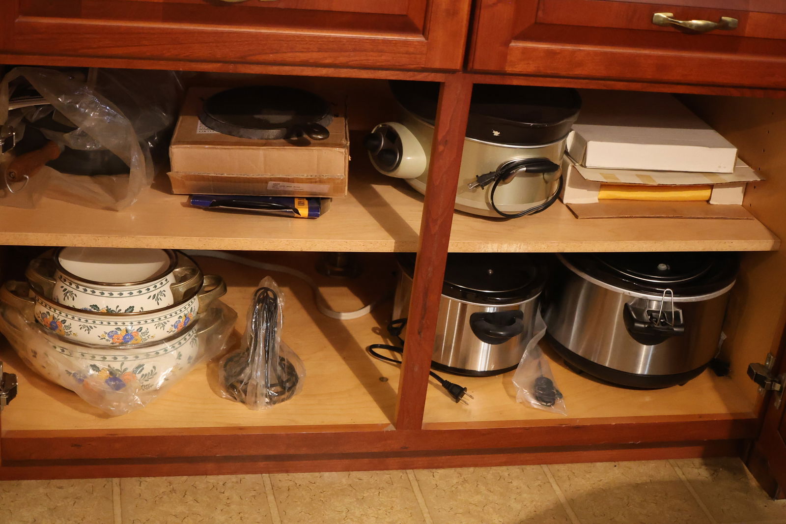 Contents of 5 Kitchen Cabinet, 5 Drawers: Nest Cooking Bowls, Crock Pots,  Etc. SEE PICTURES (1 of 11)