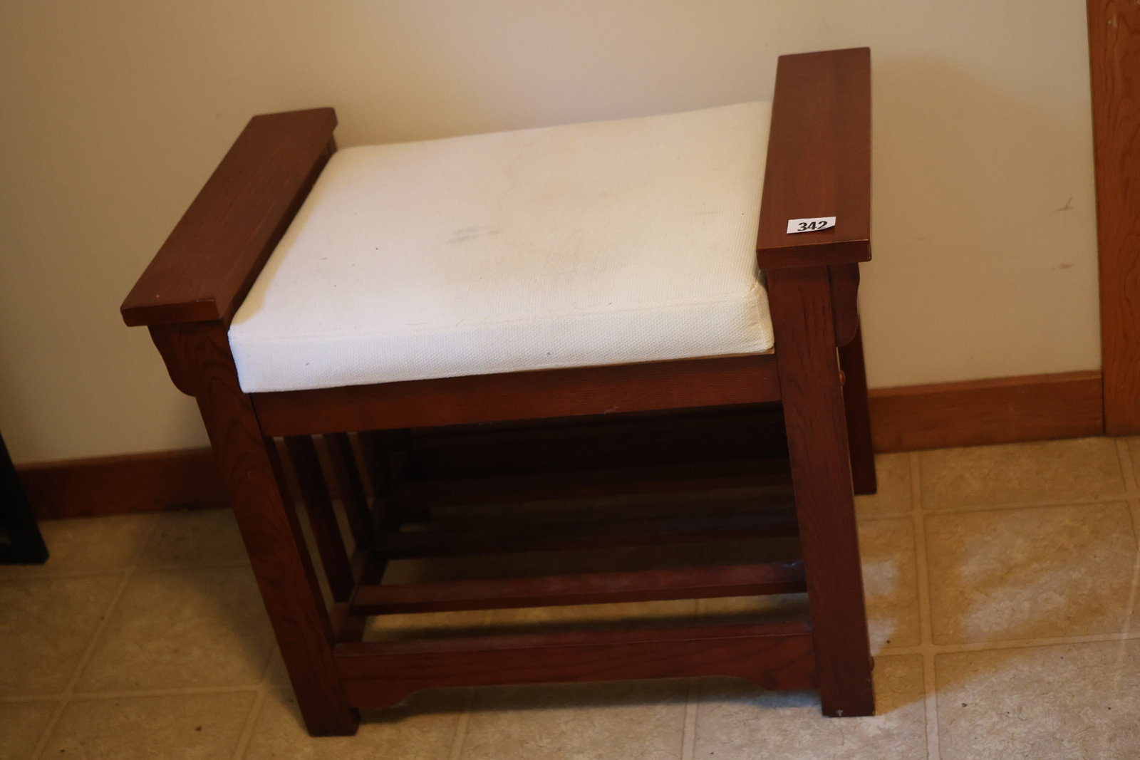 Mission Style Arts and Crafts Bench 25.25 in. x 20.25 in.: Mission Style Arts and Crafts Bench 25.25 in. x 20.25 in. **Important Pick-Up Information: Lots 1-100 are located at our Auction Gallery at 174 Glasco Turnpike, Saugerties, NY 12477. Pick-up for these