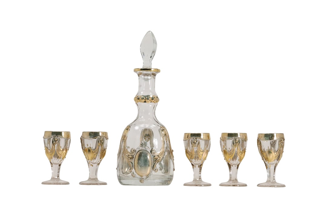 Antique Crystal Glass Liquor Decanter Heavy Gold Decoration with 5 Matching Cordials: Antique Crystal Glass Liquor Decanter Heavy Gold Decoration with 5 Matching Cordials. size: 10 H 3.5 W , 3.5 GLASSES S:a2