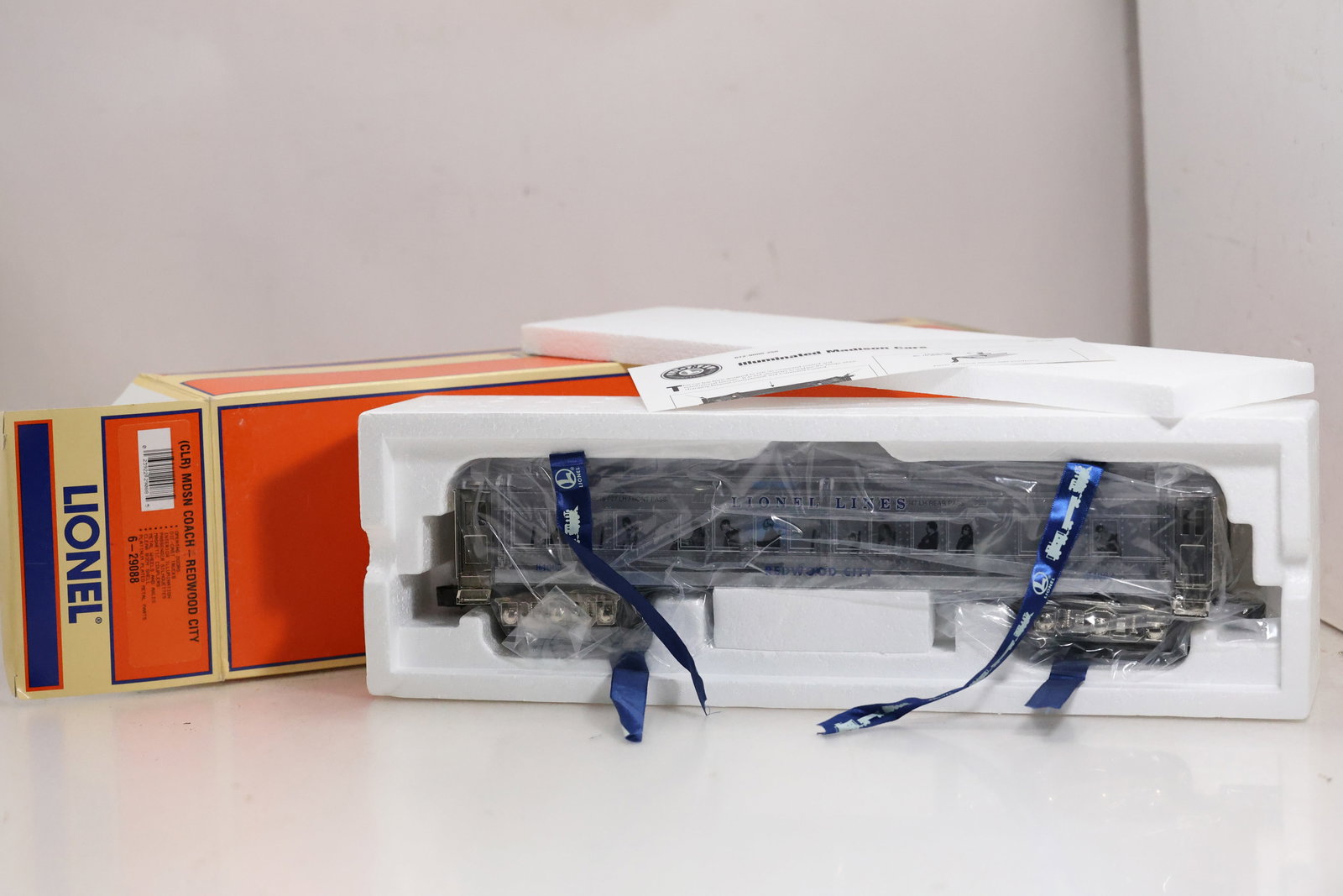 1997 Vintage Lionel CLR MDSN COACH REDWOOD CITY 6-29088: 1997 Vintage Lionel CLR MDSN COACH REDWOOD CITY 6-29088 Size: 15 x 5.5 x 4