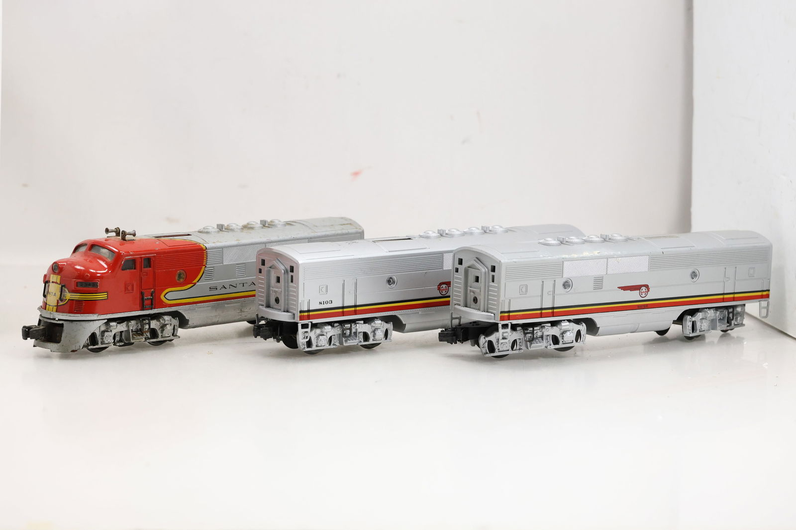 Vintage Lionel Train Santa Fe 2343 w/ 8103 secondary cars (1 of 16)
