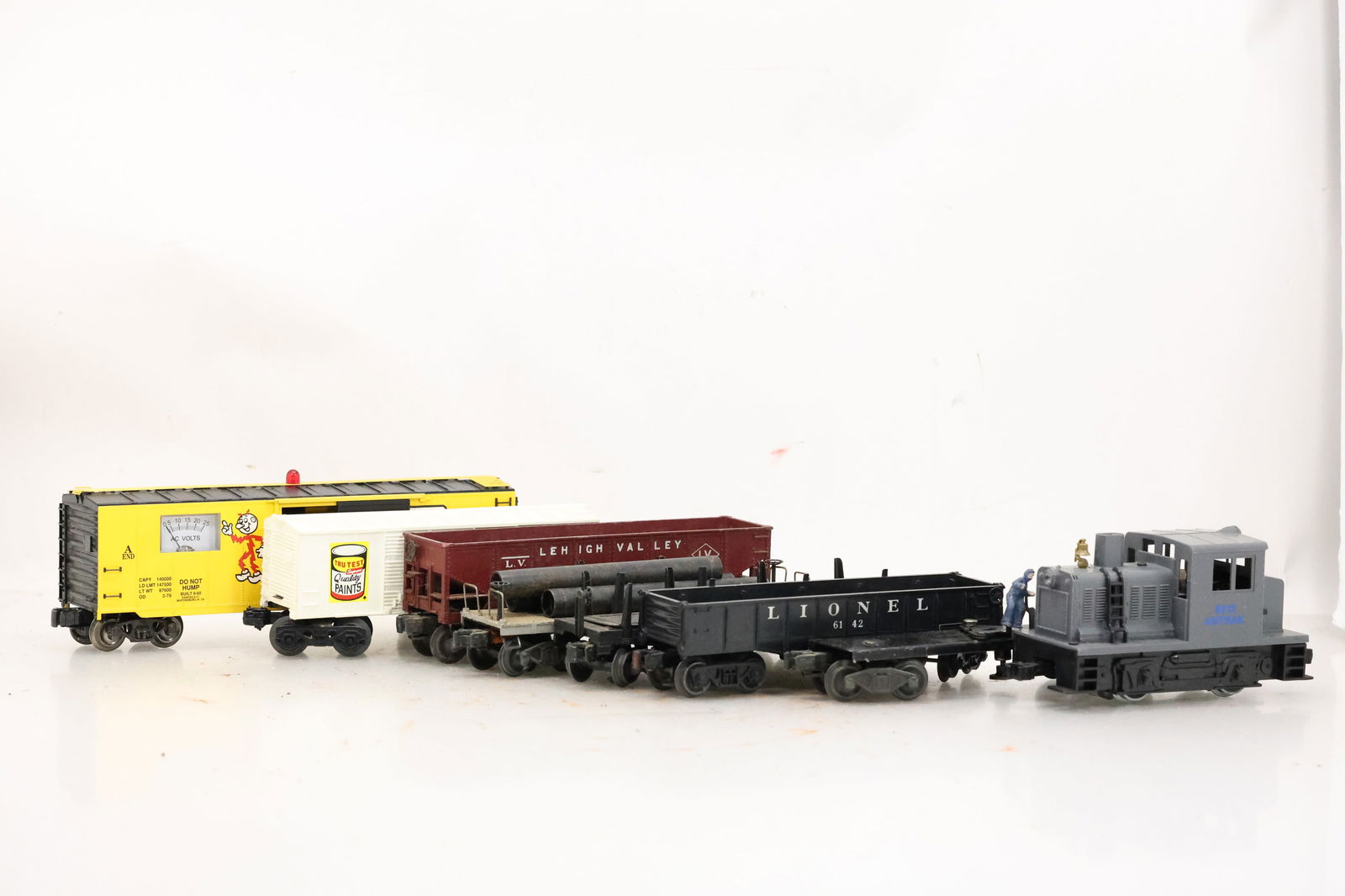 8x Vintage Lionel Trains Box cars (1 of 18)